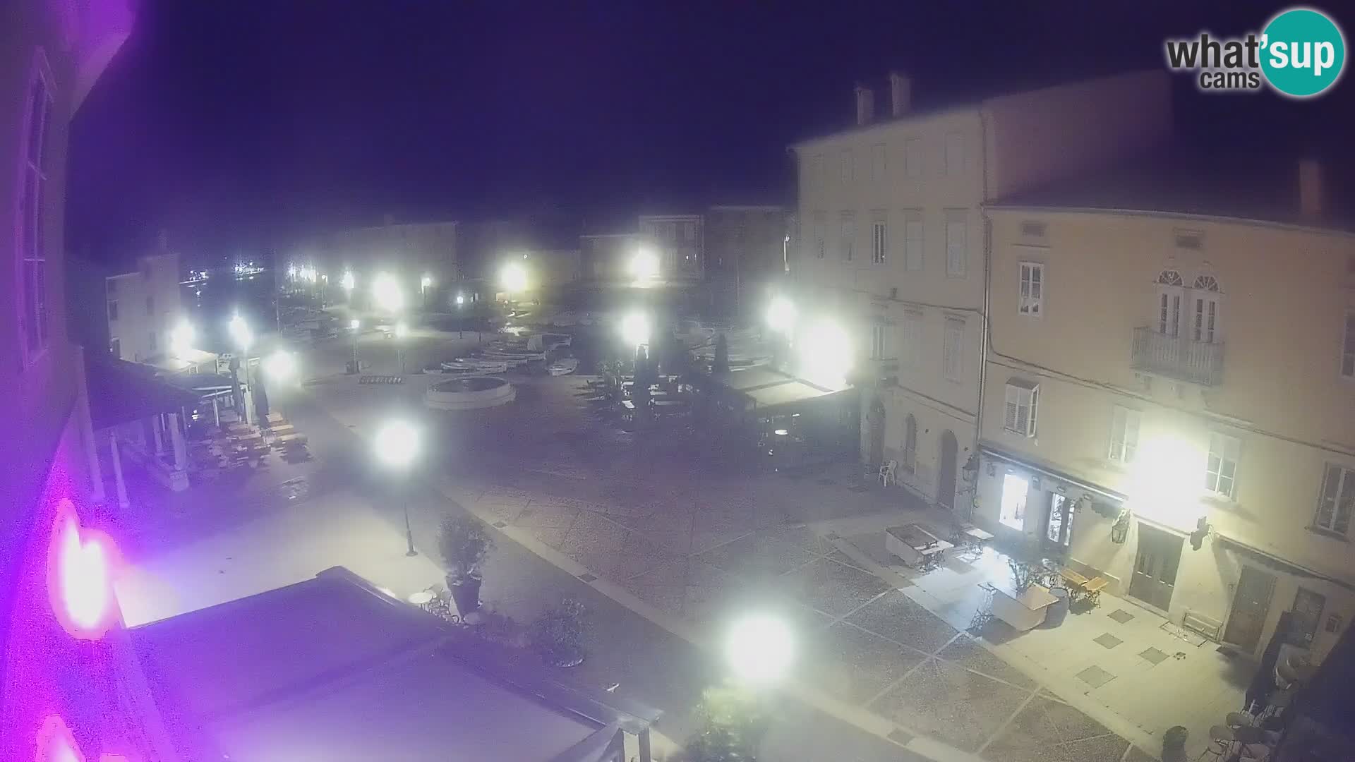 V ŽIVO spletna kamera Cres mesto – glavni trg in “mandrač” – otok Cres – Hrvaška