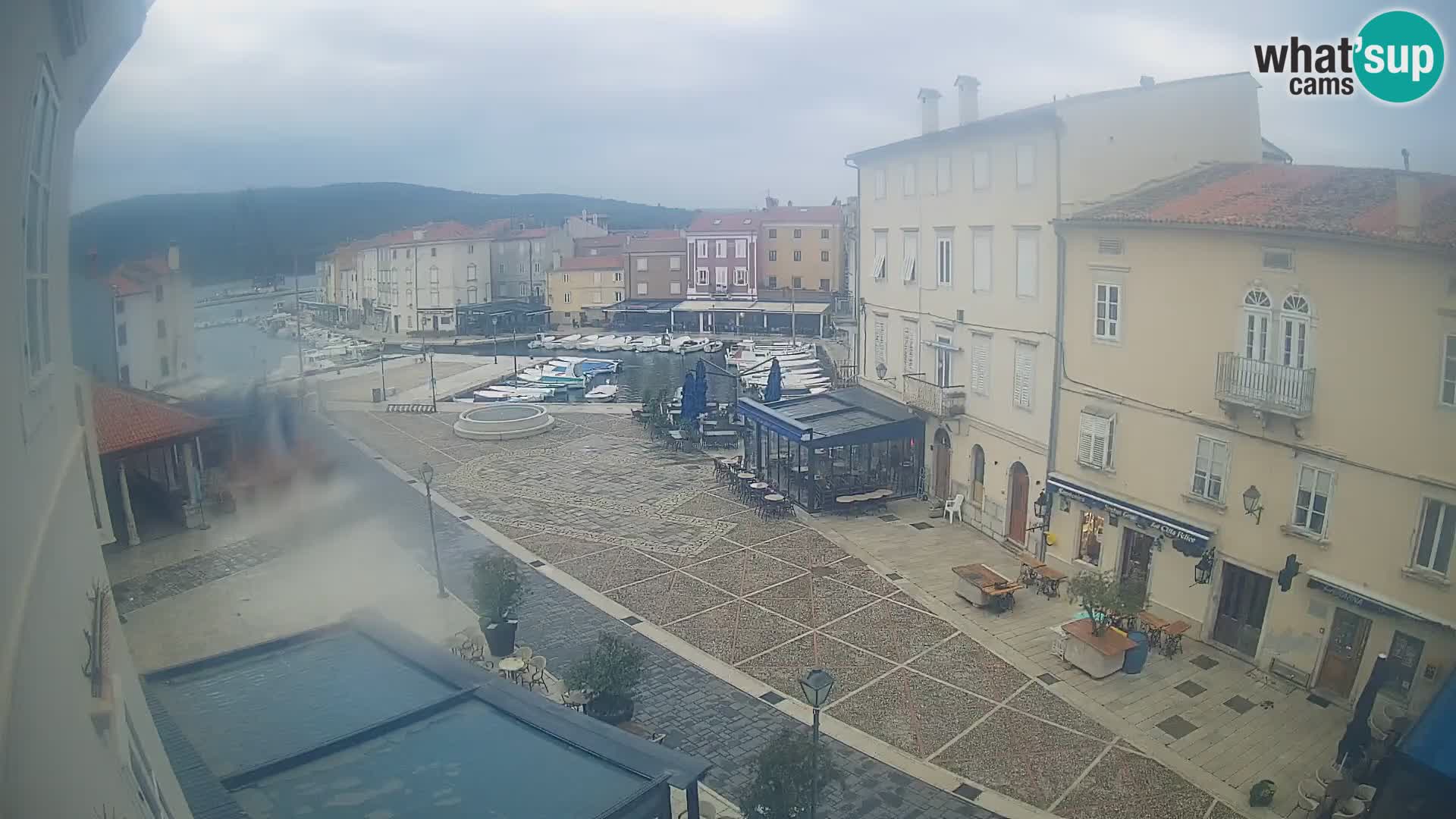 V ŽIVO spletna kamera Cres mesto – glavni trg in “mandrač” – otok Cres – Hrvaška
