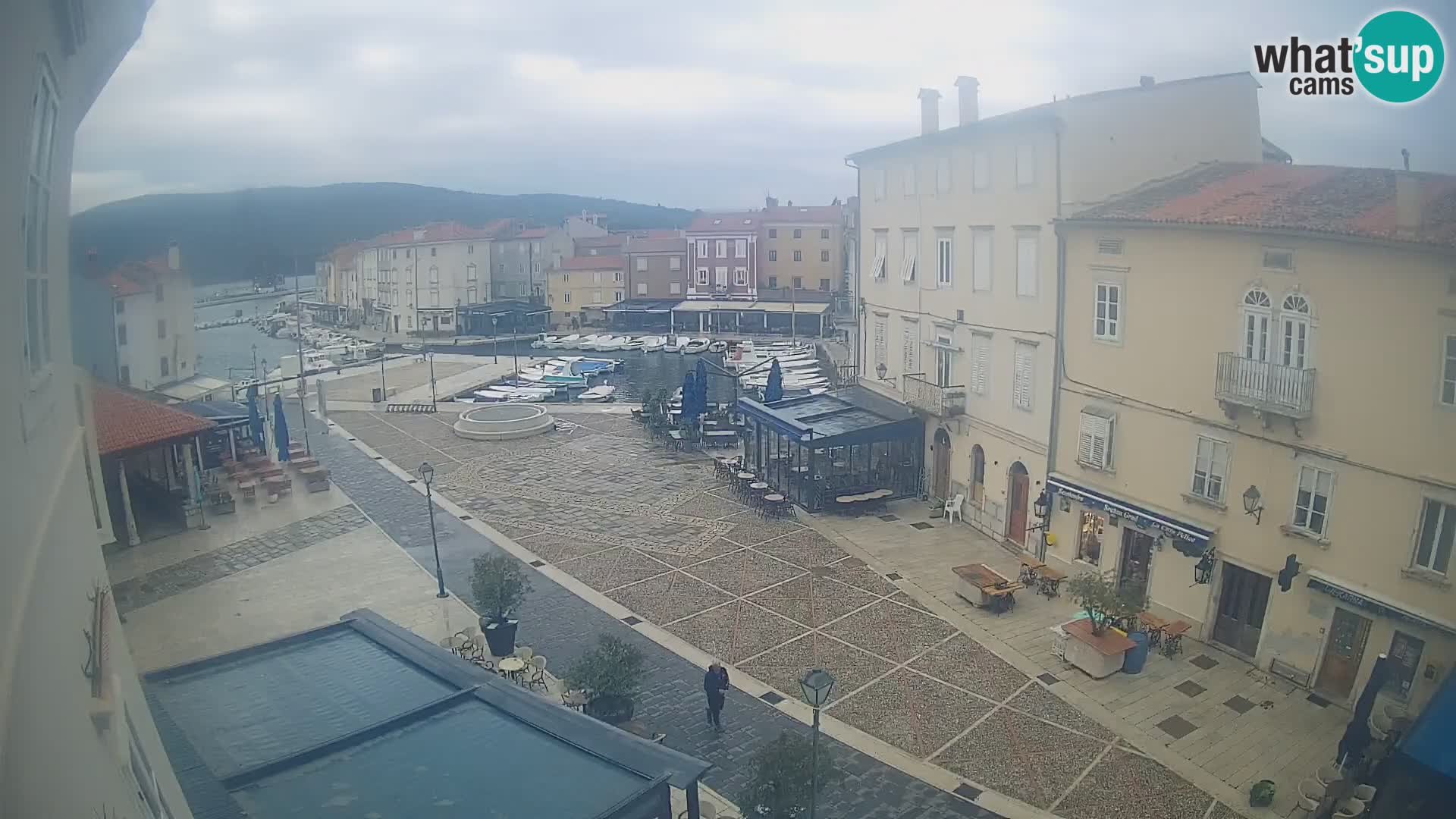 Cámara en vivo ciudad de Cres – plaza principal y “mandrač” – isla de Cres – Croacia