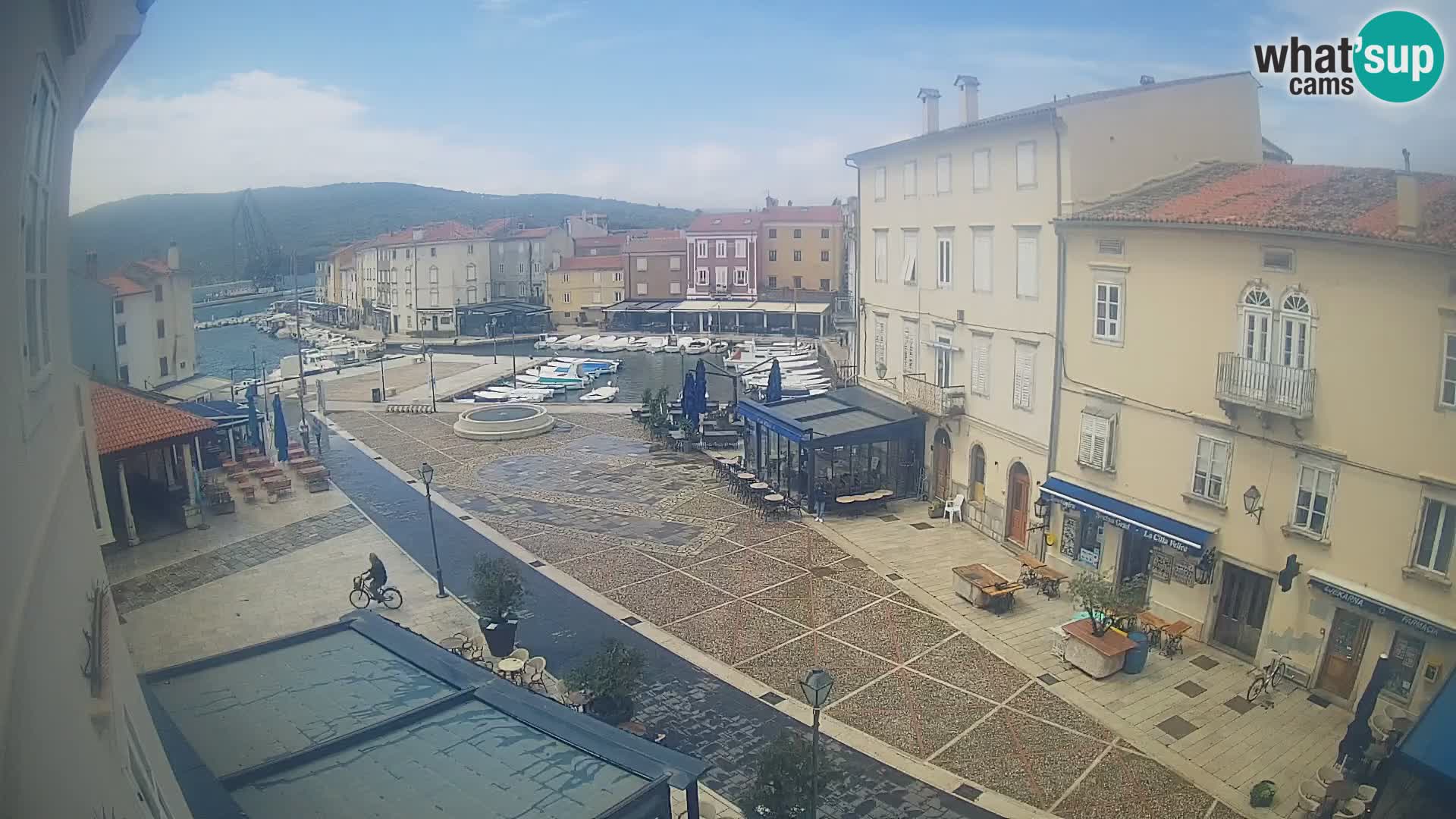 Cámara en vivo ciudad de Cres – plaza principal y “mandrač” – isla de Cres – Croacia