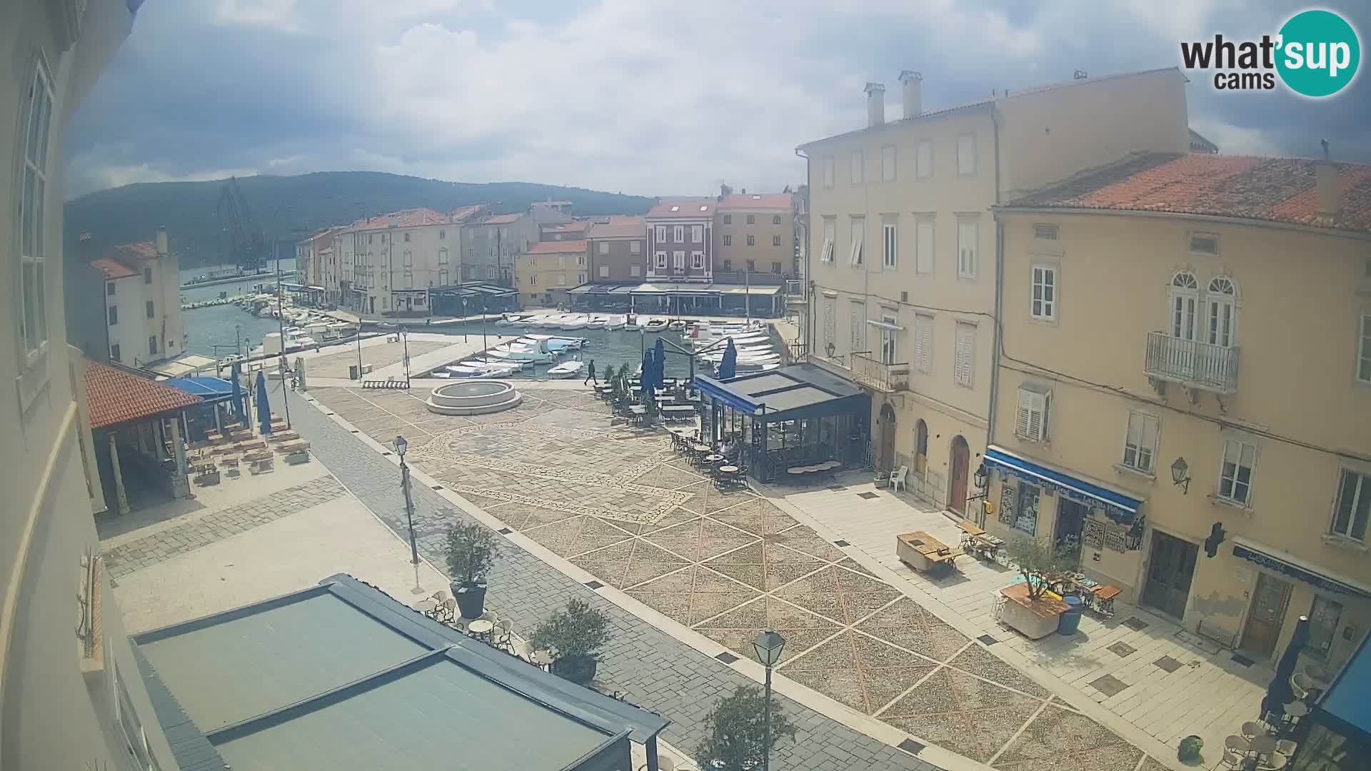 LIVE cam Cres city – place principale et “mandrač” – île de Cres – Croatie