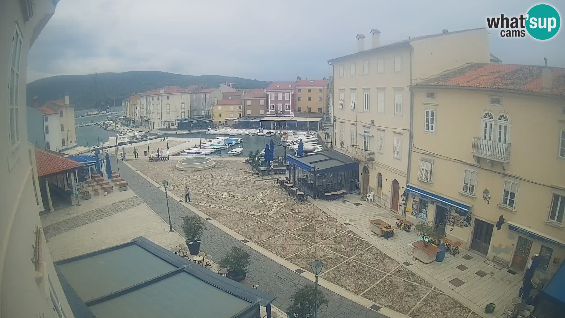 Kamera v ŽIVO Cres mesto – glavni trg in “mandrač” – otok Cres – Hrvaška