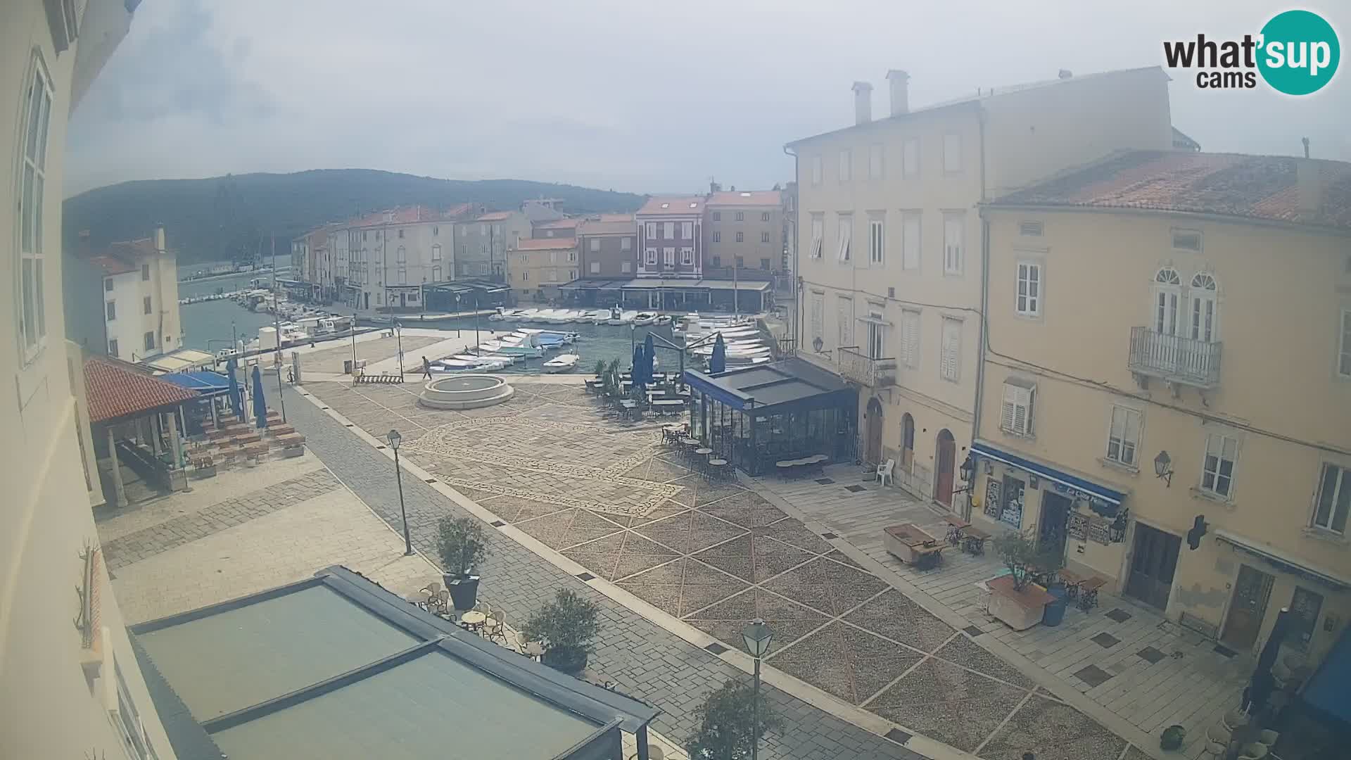 Cámara en vivo ciudad de Cres – plaza principal y “mandrač” – isla de Cres – Croacia