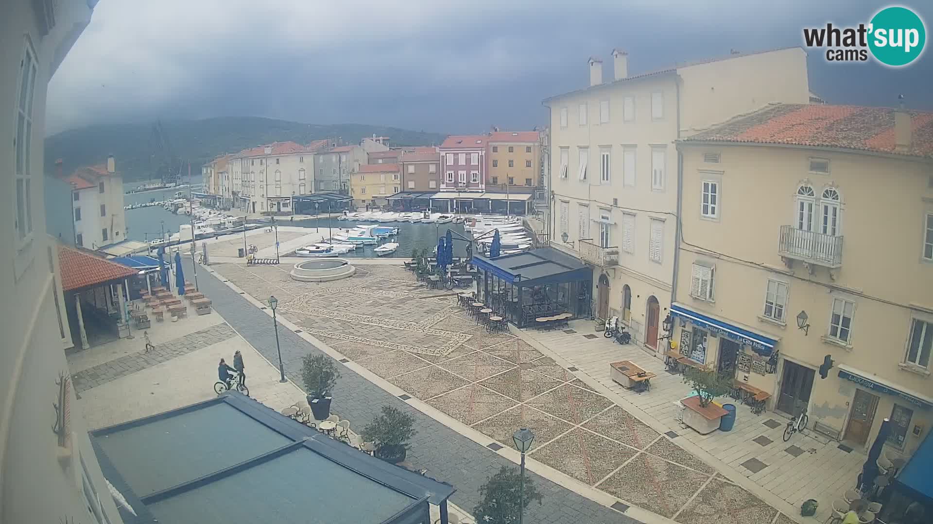 V ŽIVO spletna kamera Cres mesto – glavni trg in “mandrač” – otok Cres – Hrvaška