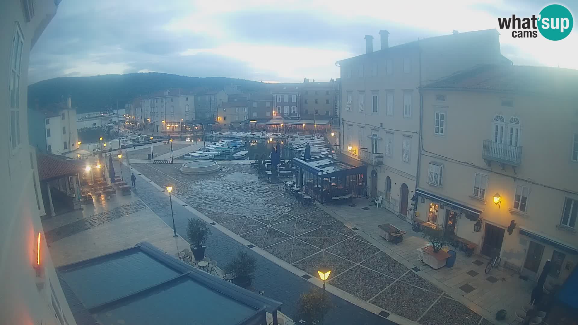 Web kamera Grad Cres – glavni trg i “mandrač” – otok Cres
