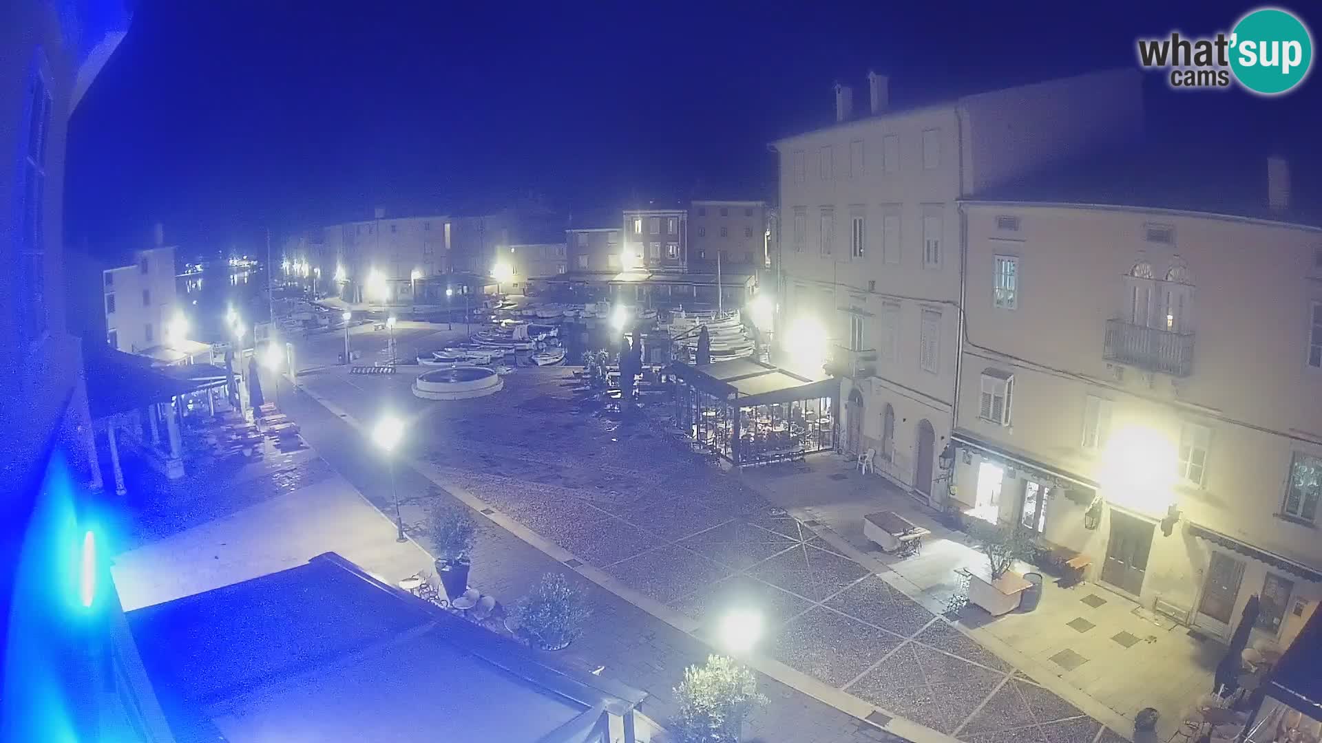 Web kamera Grad Cres – glavni trg i “mandrač” – otok Cres