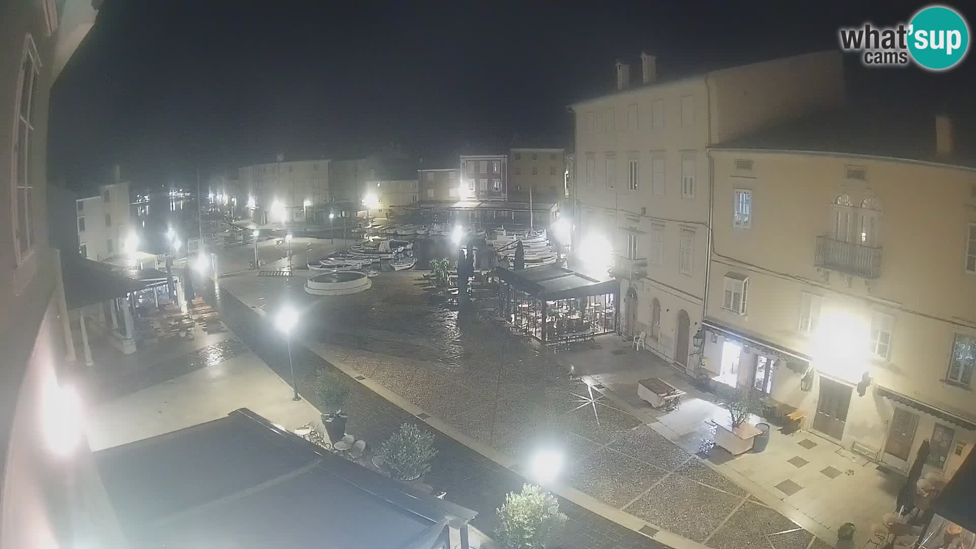Web kamera Grad Cres – glavni trg i “mandrač” – otok Cres