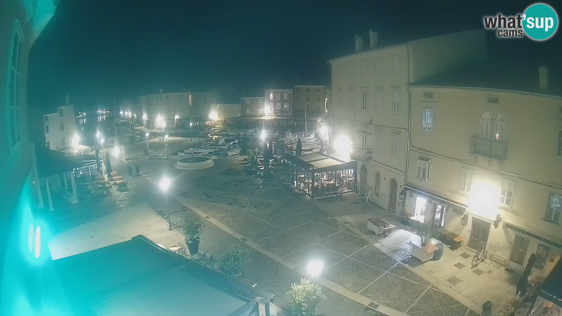 V ŽIVO spletna kamera Cres mesto – glavni trg in “mandrač” – otok Cres – Hrvaška