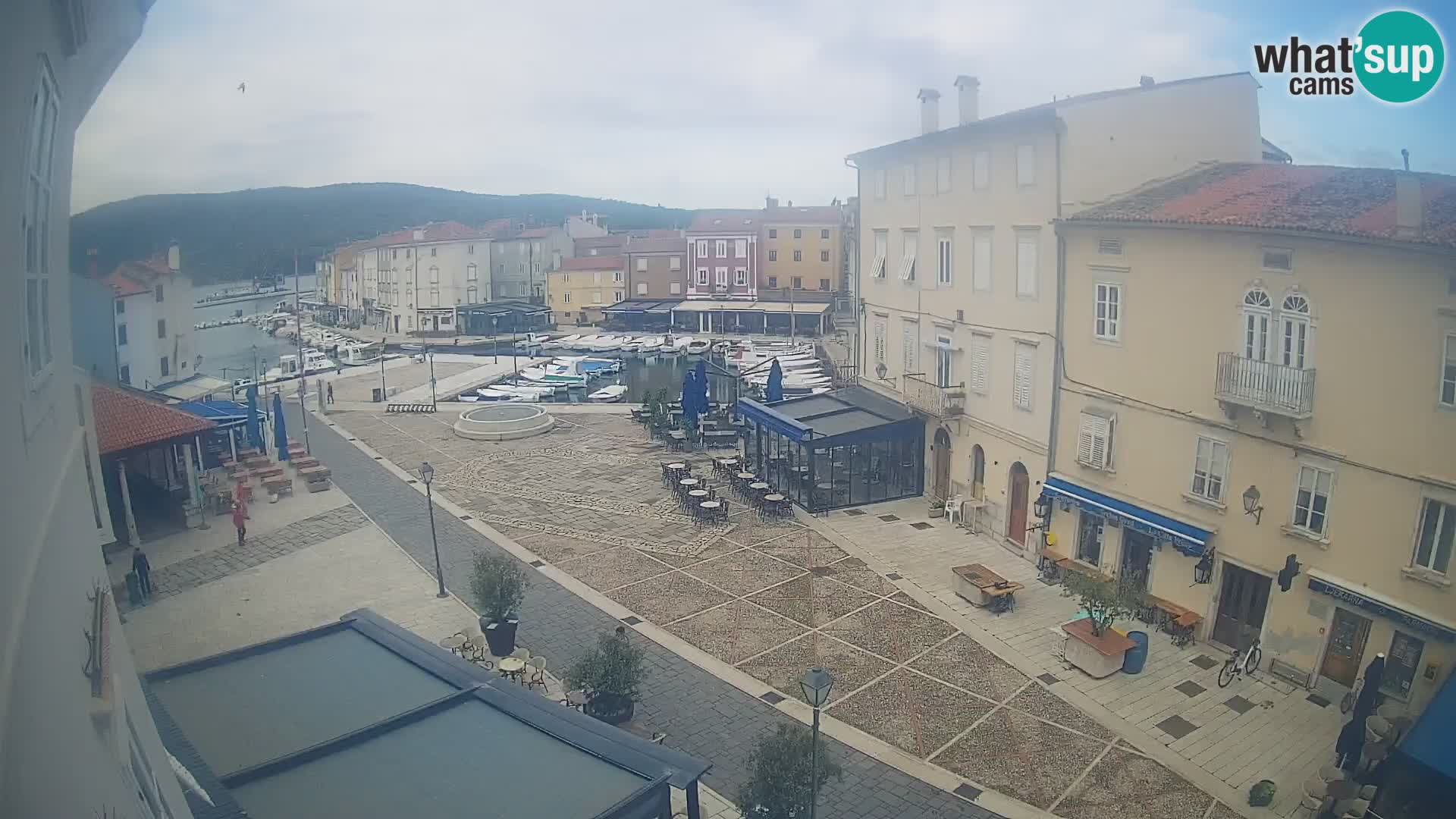 Cámara en vivo ciudad de Cres – plaza principal y “mandrač” – isla de Cres – Croacia
