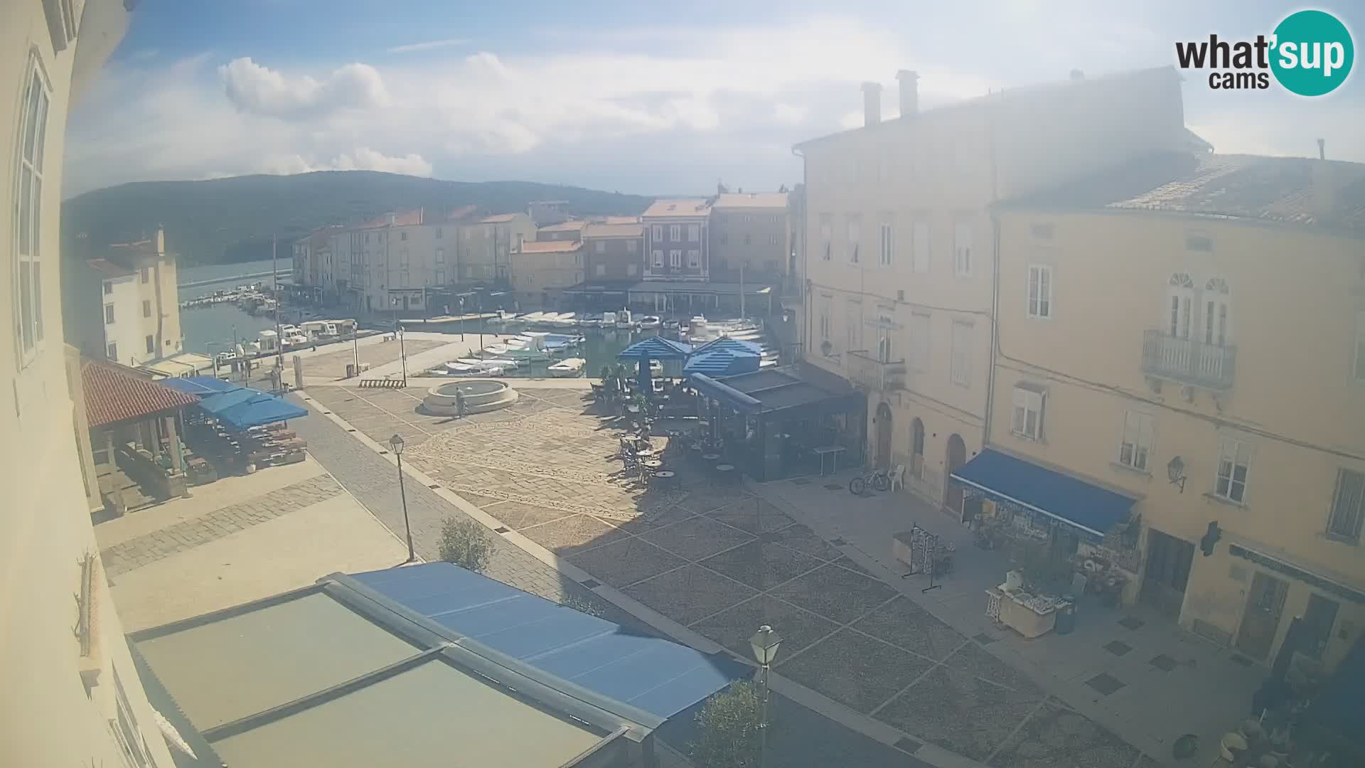 V ŽIVO spletna kamera Cres mesto – glavni trg in “mandrač” – otok Cres – Hrvaška