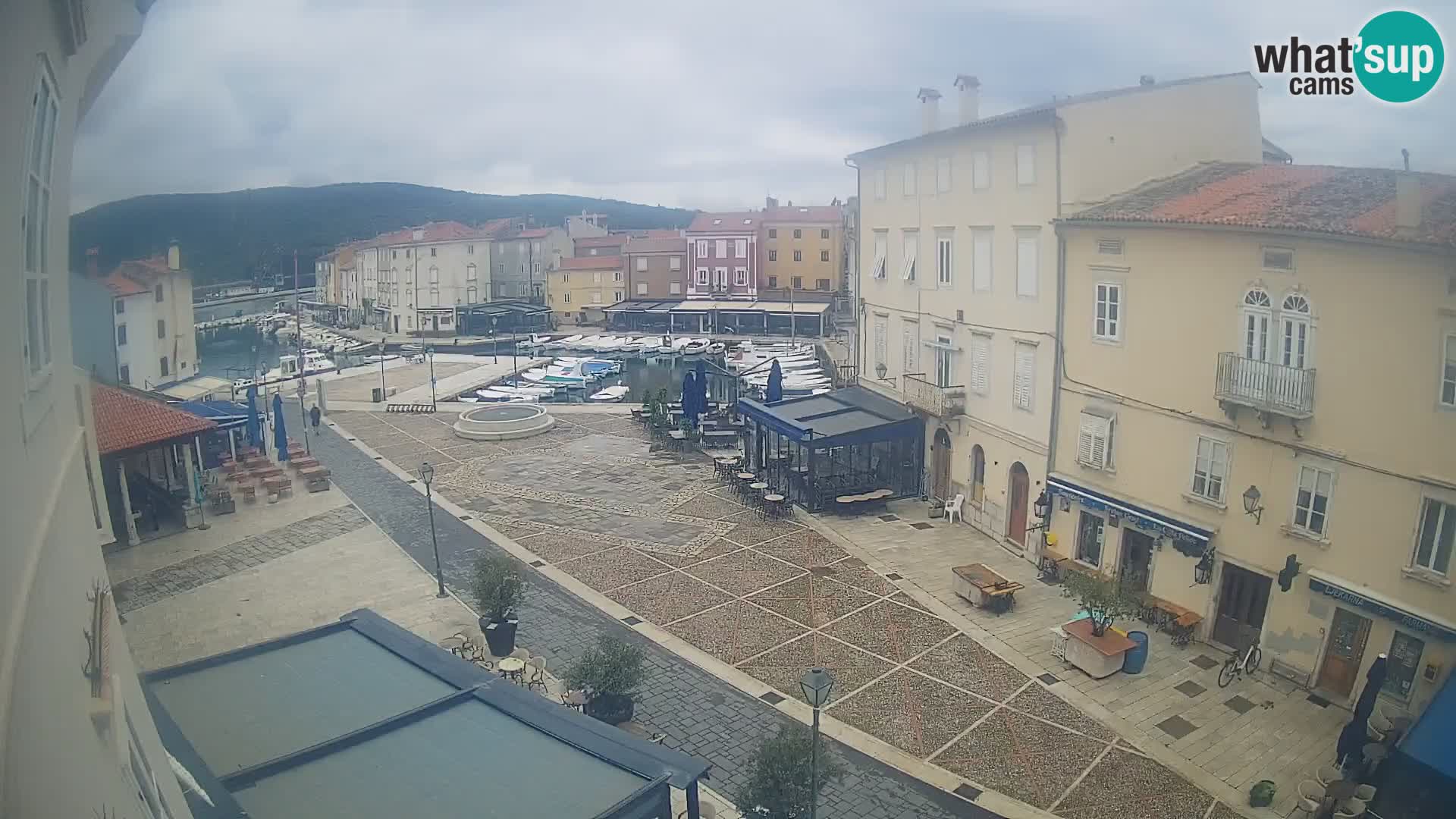 Kamera v ŽIVO Cres mesto – glavni trg in “mandrač” – otok Cres – Hrvaška