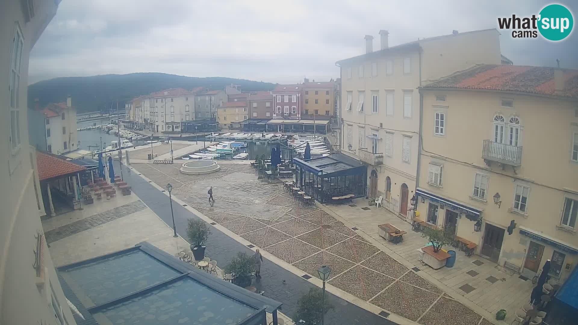 V ŽIVO spletna kamera Cres mesto – glavni trg in “mandrač” – otok Cres – Hrvaška