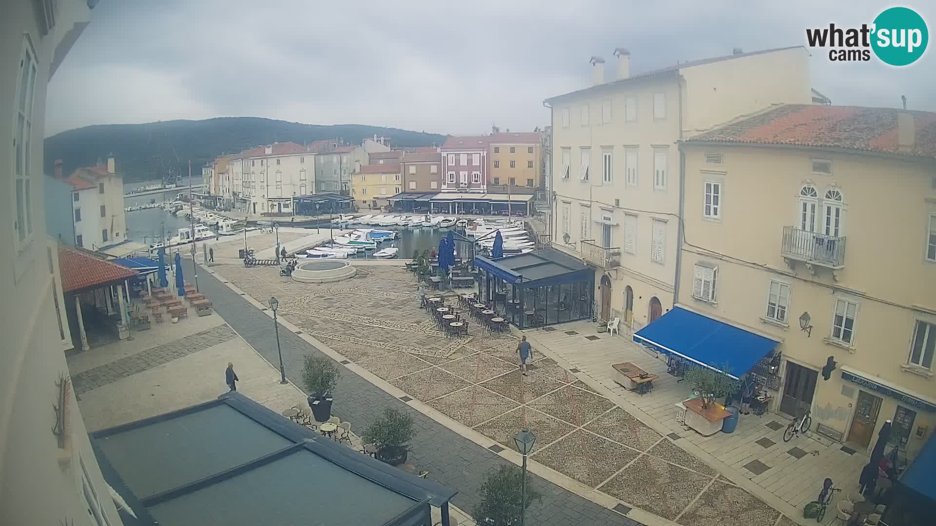 V ŽIVO spletna kamera Cres mesto – glavni trg in “mandrač” – otok Cres – Hrvaška