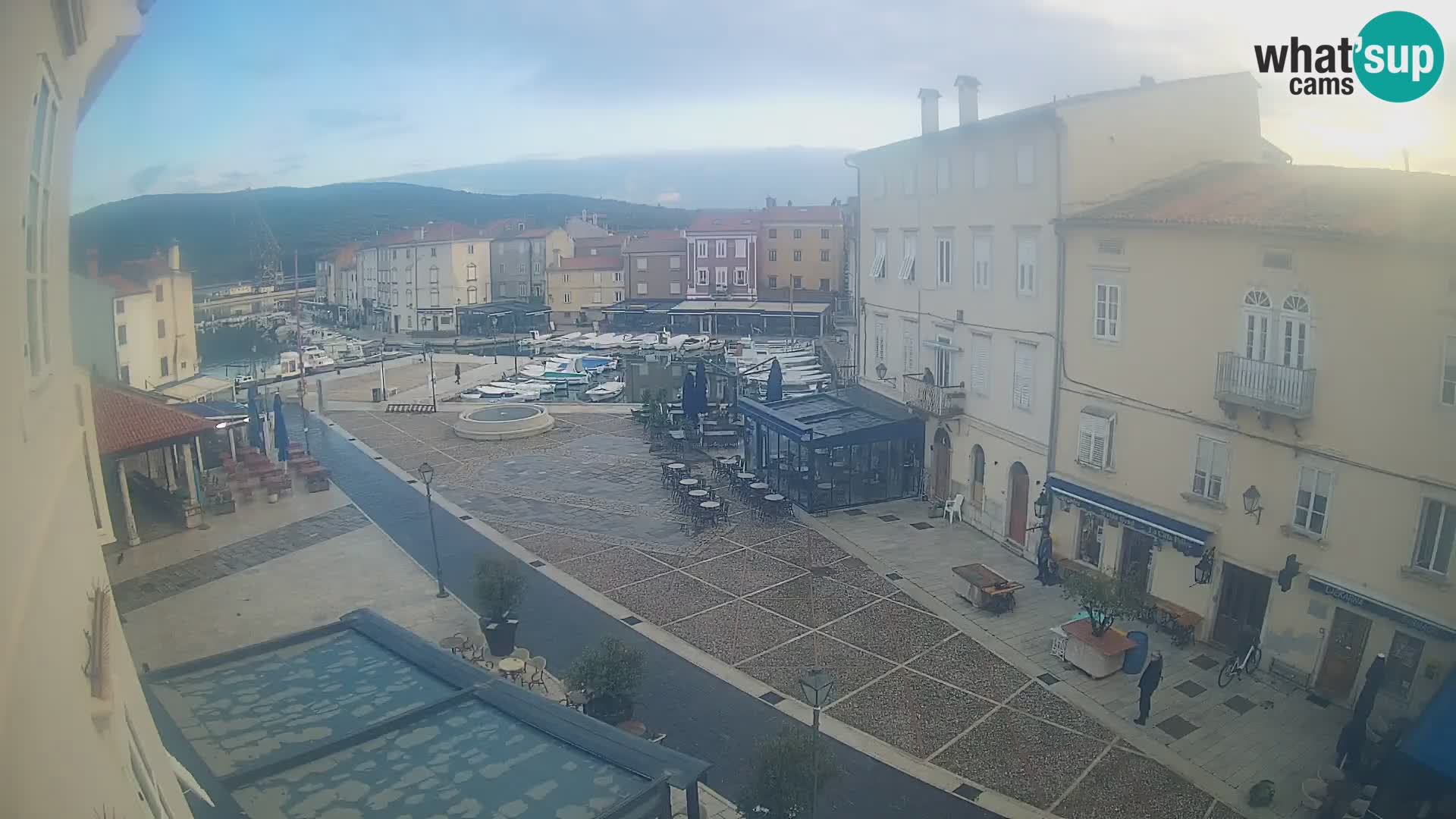 LIVE cam Cres city – place principale et “mandrač” – île de Cres – Croatie