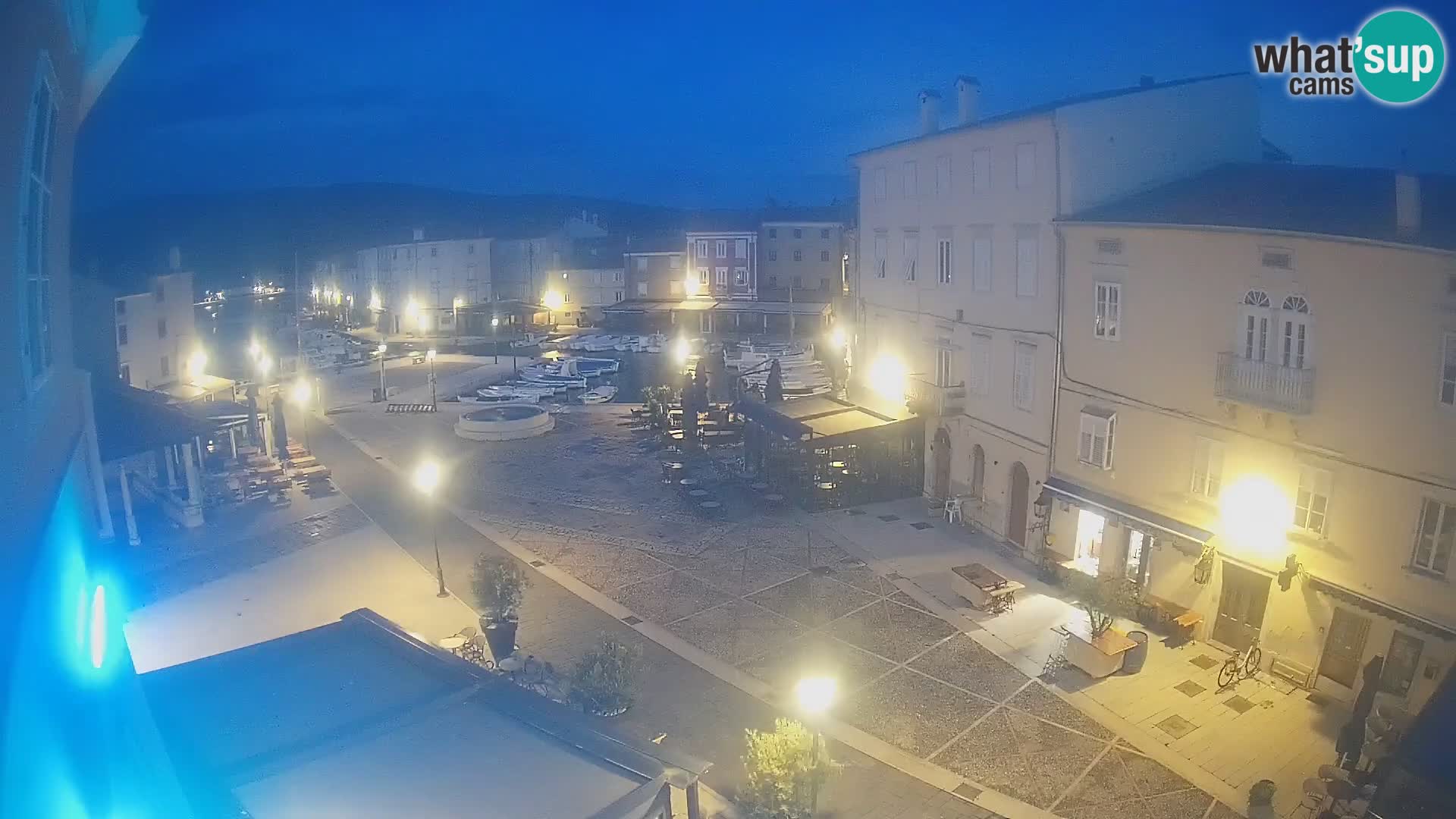 V ŽIVO spletna kamera Cres mesto – glavni trg in “mandrač” – otok Cres – Hrvaška
