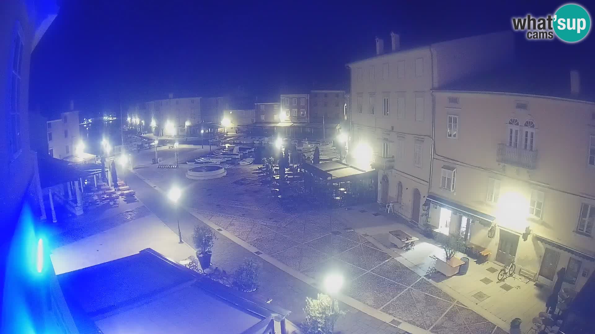 Web kamera Grad Cres – glavni trg i “mandrač” – otok Cres