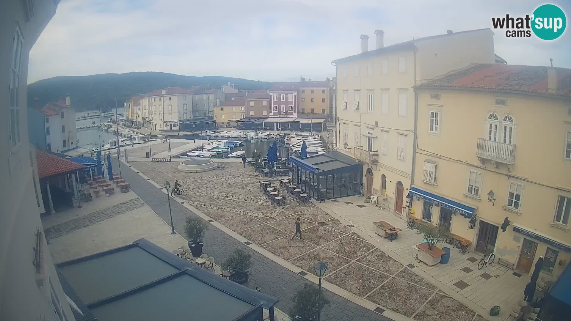 Web kamera Grad Cres – glavni trg i “mandrač” – otok Cres