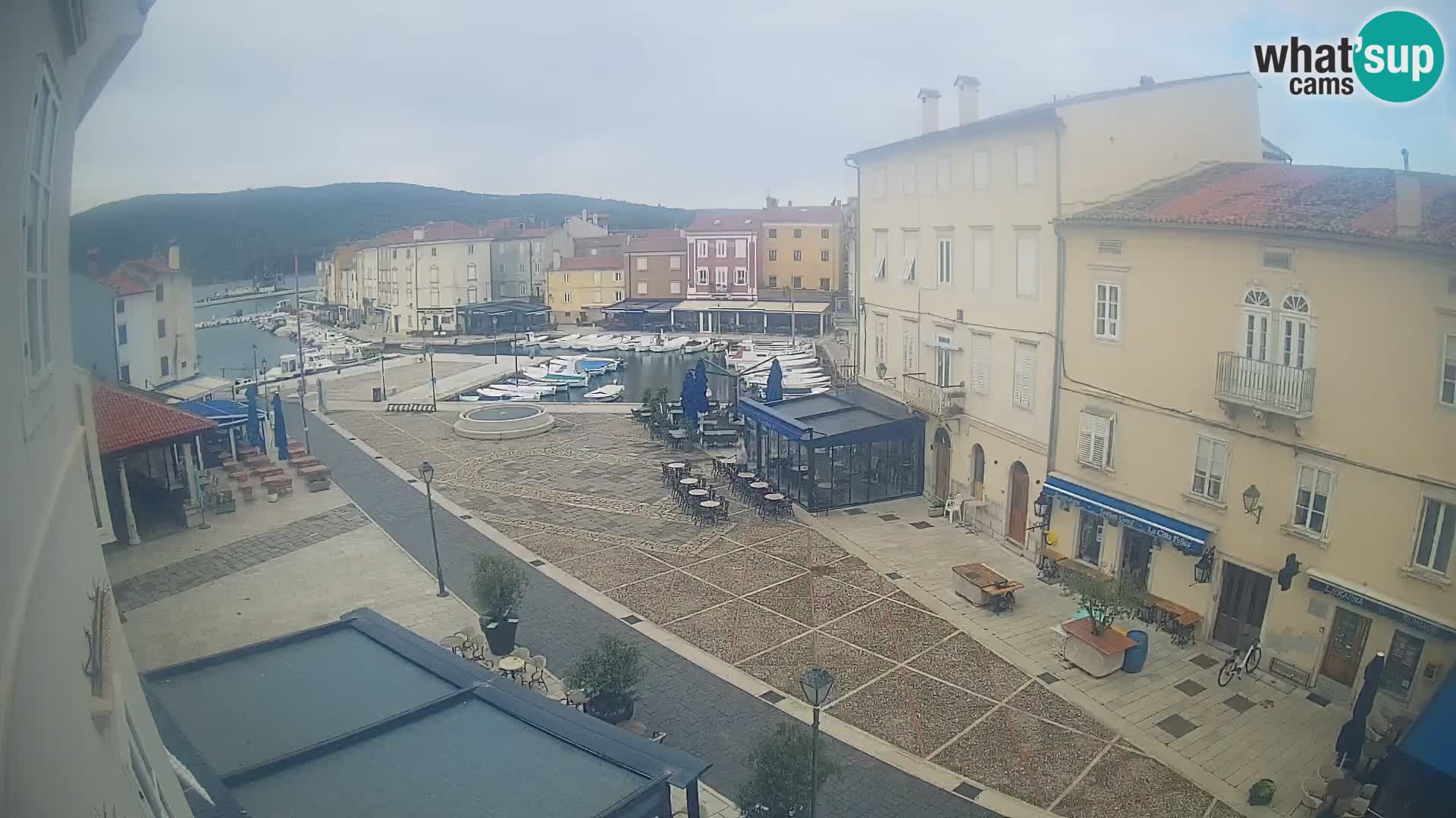 V ŽIVO spletna kamera Cres mesto – glavni trg in “mandrač” – otok Cres – Hrvaška