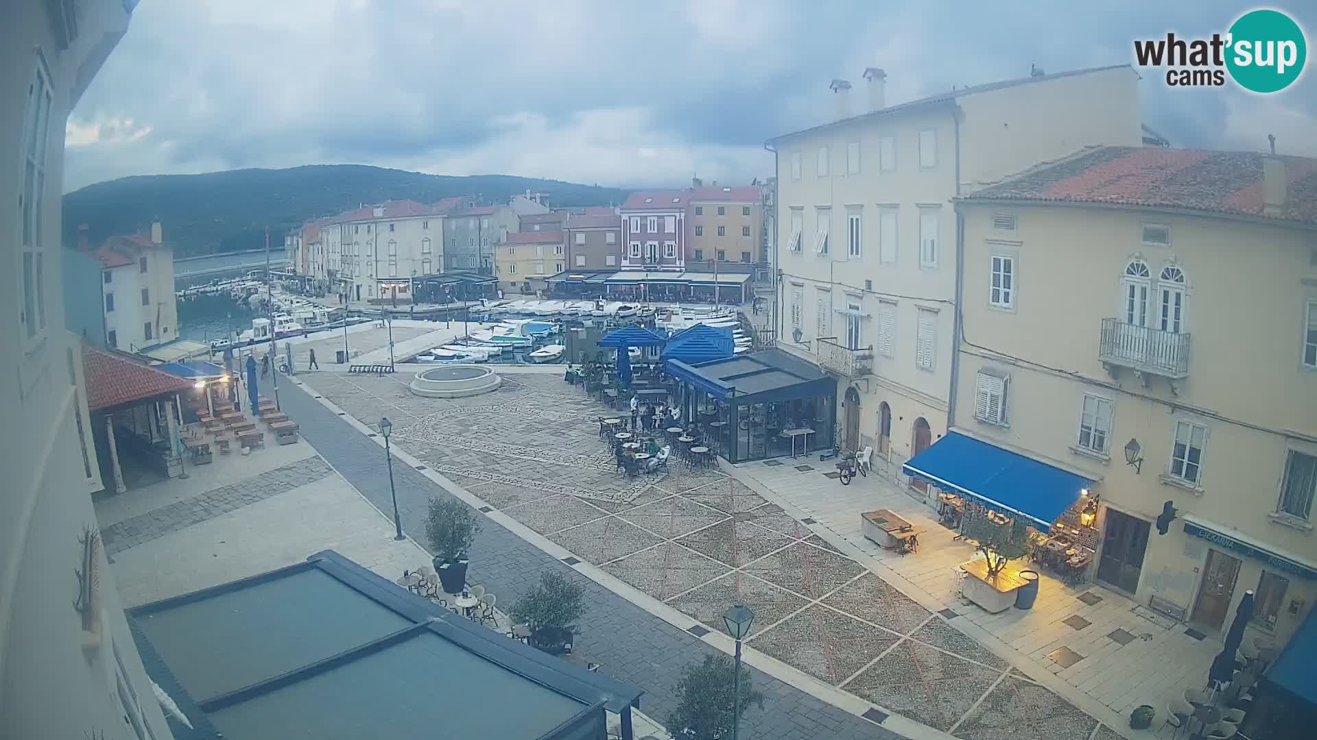 Kamera v ŽIVO Cres mesto – glavni trg in “mandrač” – otok Cres – Hrvaška