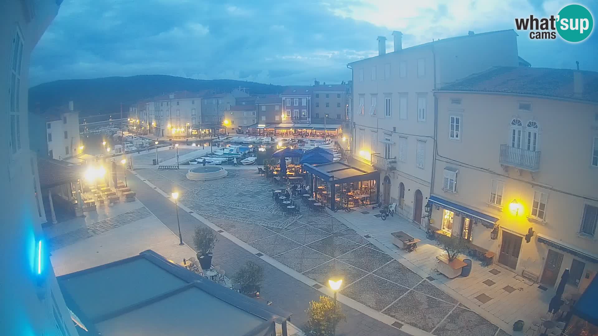 LIVE cam Cres city – place principale et “mandrač” – île de Cres – Croatie
