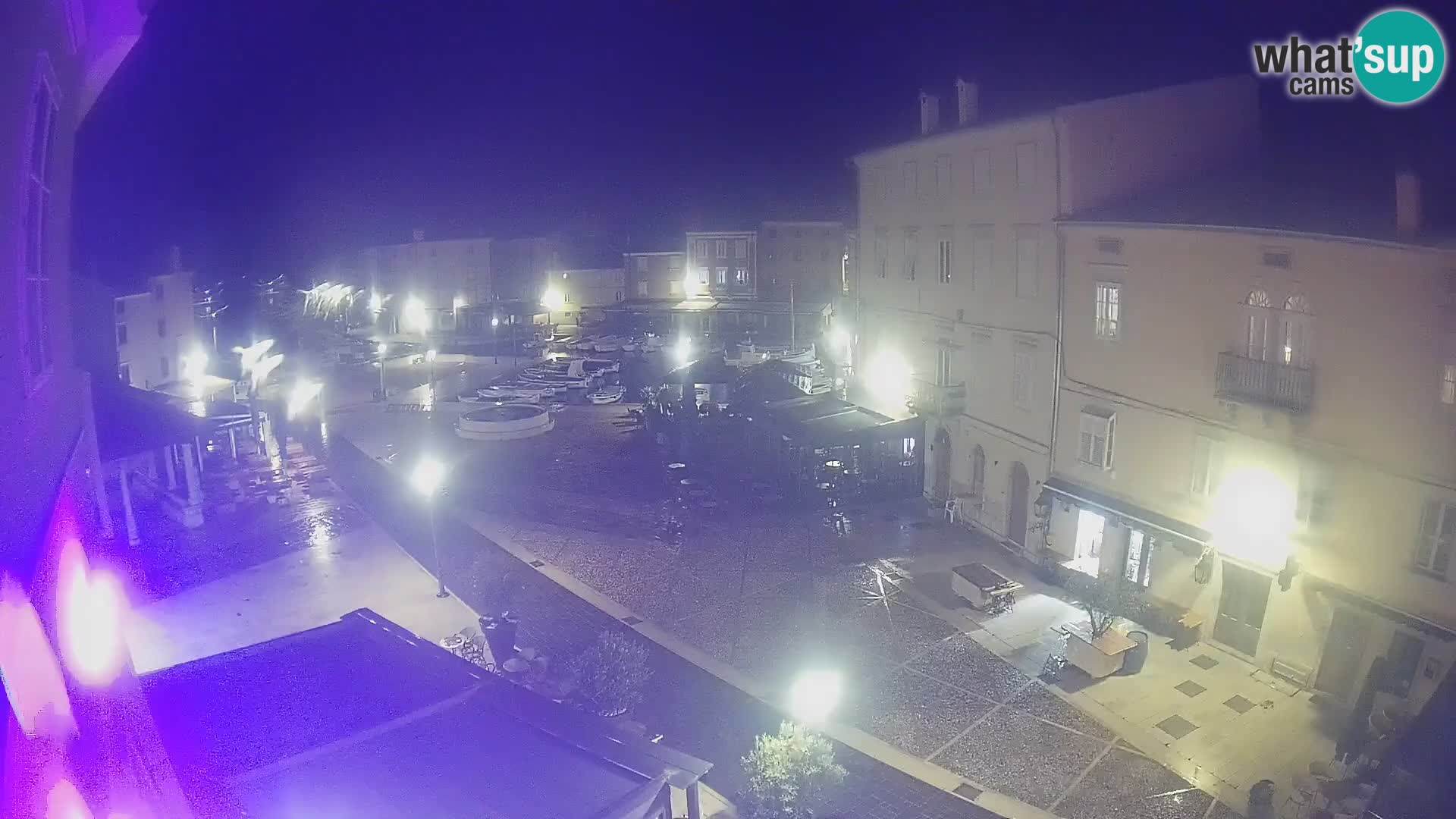 V ŽIVO spletna kamera Cres mesto – glavni trg in “mandrač” – otok Cres – Hrvaška