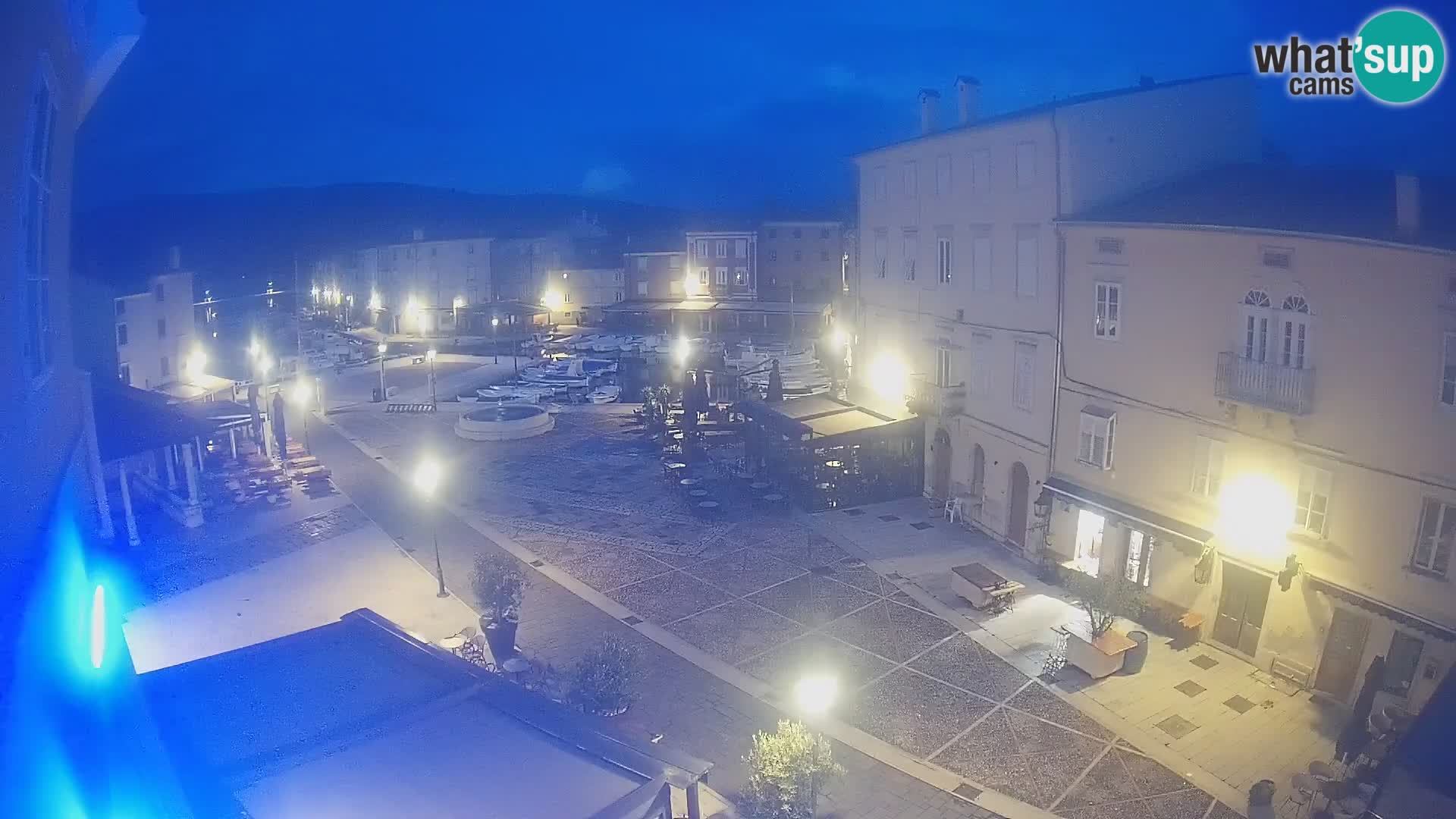 V ŽIVO spletna kamera Cres mesto – glavni trg in “mandrač” – otok Cres – Hrvaška