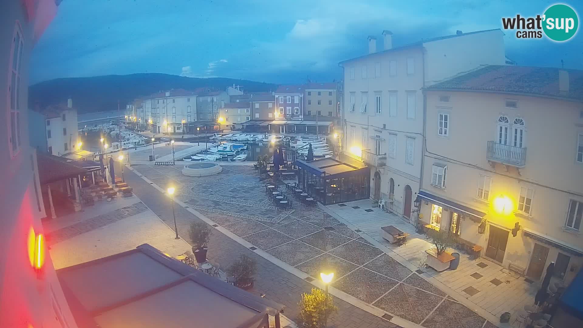 V ŽIVO spletna kamera Cres mesto – glavni trg in “mandrač” – otok Cres – Hrvaška