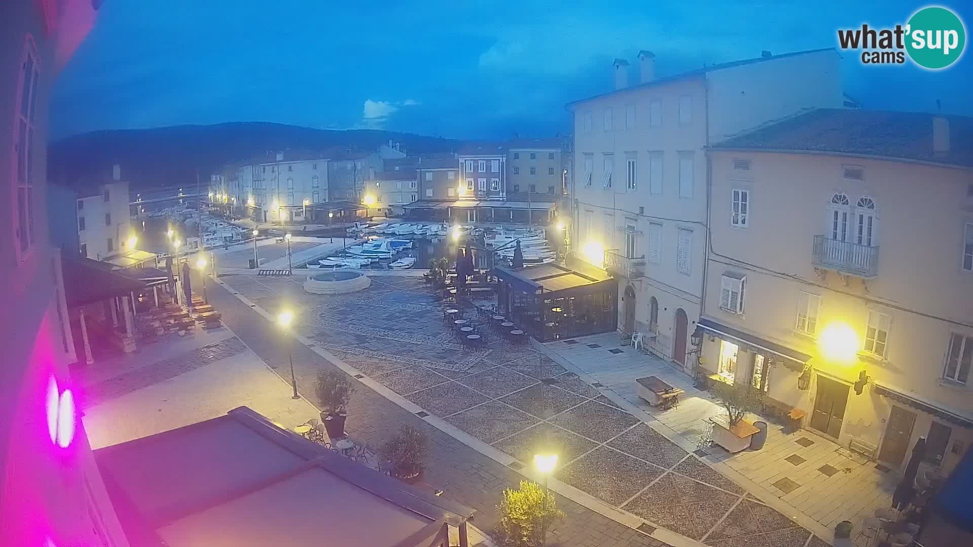 Web kamera Grad Cres – glavni trg i “mandrač” – otok Cres