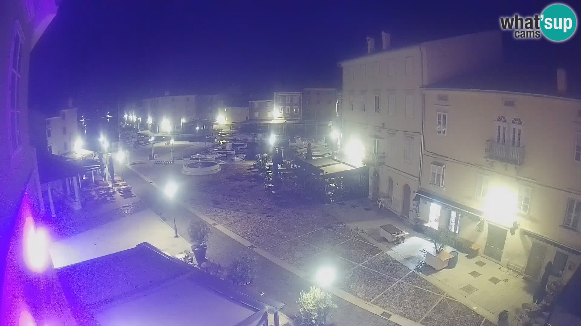 V ŽIVO spletna kamera Cres mesto – glavni trg in “mandrač” – otok Cres – Hrvaška