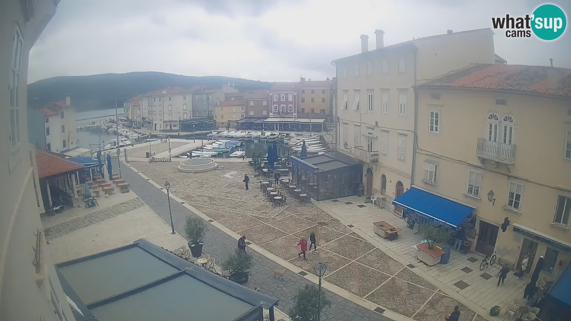 Kamera v ŽIVO Cres mesto – glavni trg in “mandrač” – otok Cres – Hrvaška