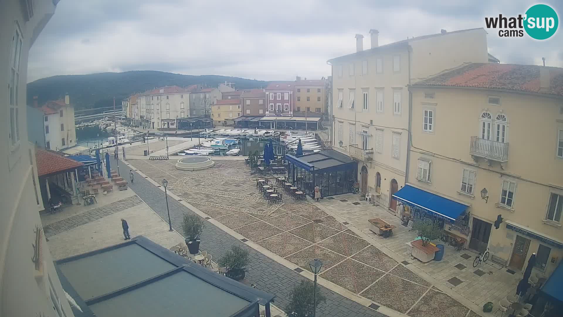 Cámara en vivo ciudad de Cres – plaza principal y “mandrač” – isla de Cres – Croacia