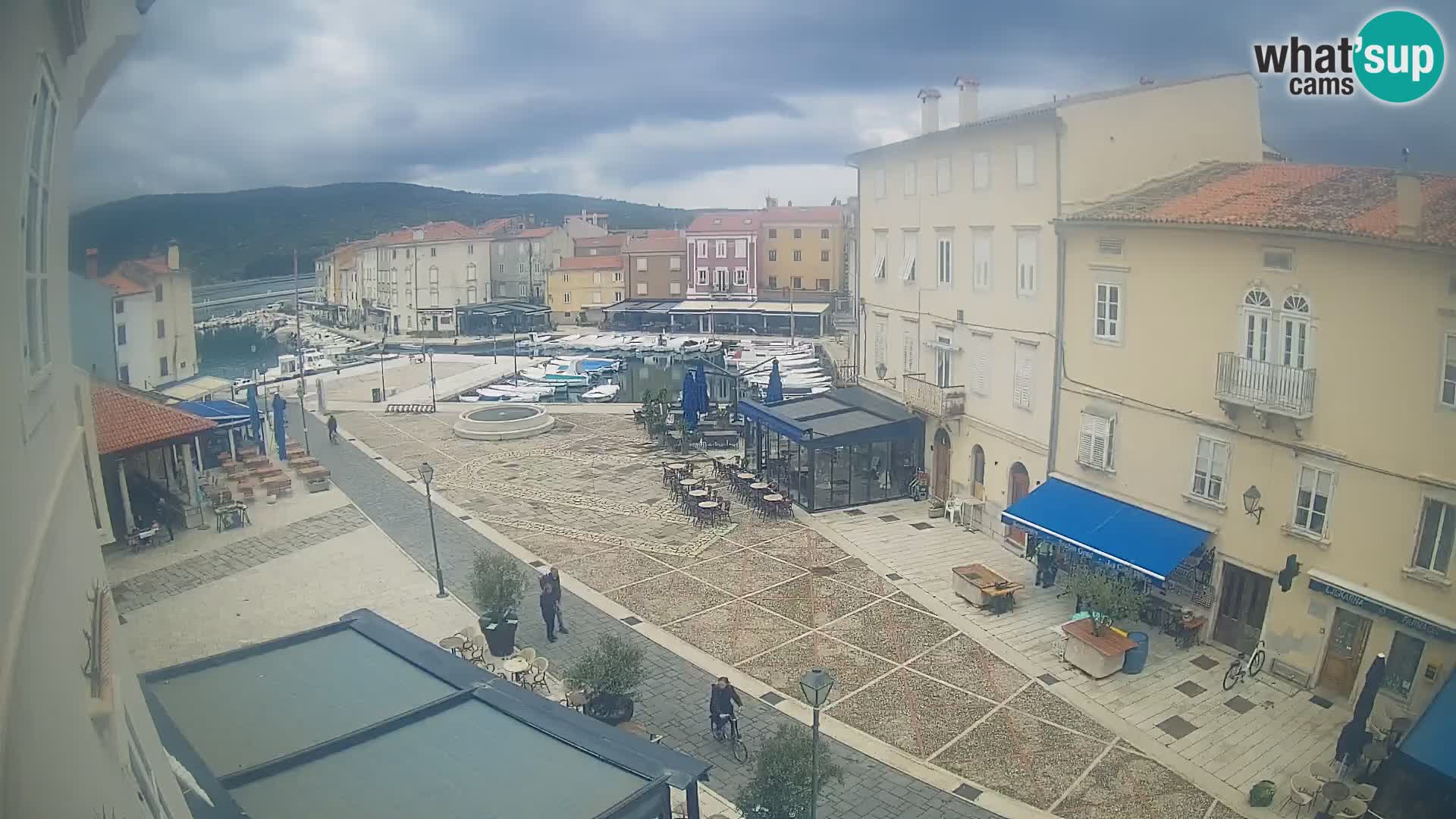 V ŽIVO spletna kamera Cres mesto – glavni trg in “mandrač” – otok Cres – Hrvaška