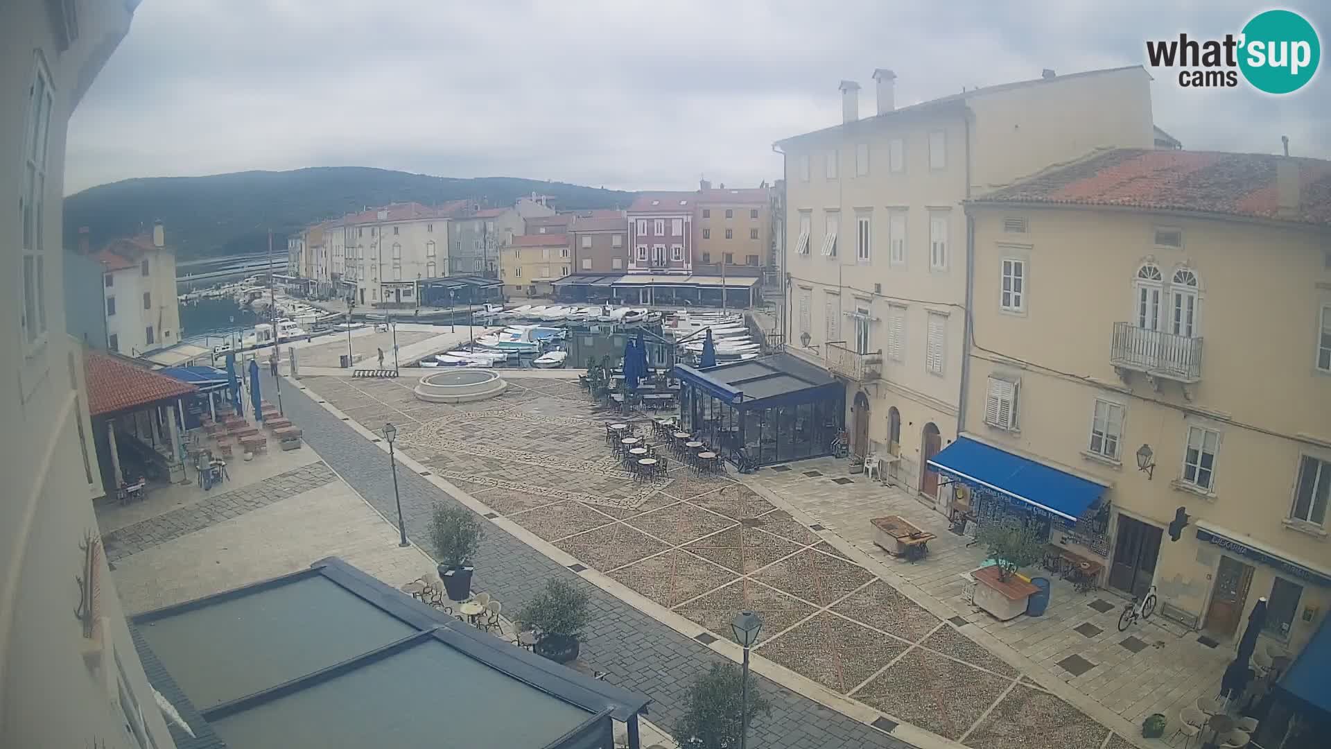 Kamera v ŽIVO Cres mesto – glavni trg in “mandrač” – otok Cres – Hrvaška