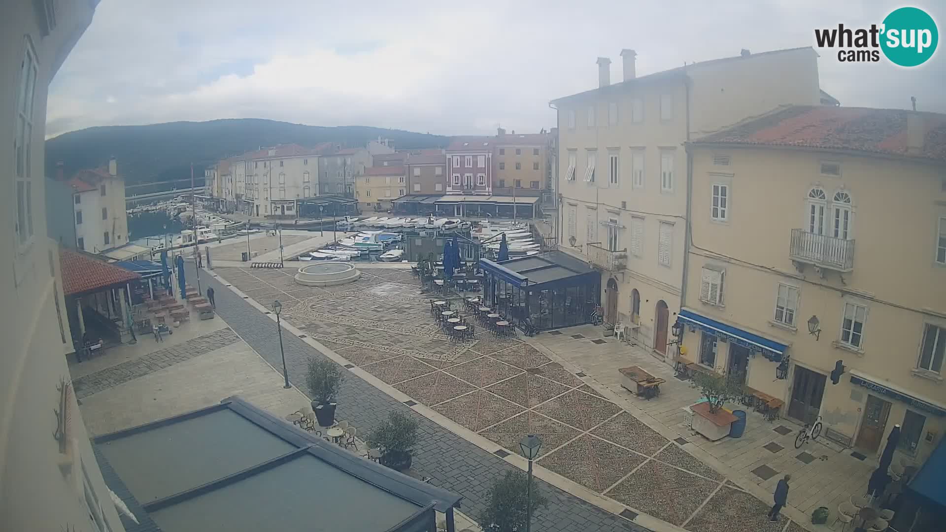 V ŽIVO spletna kamera Cres mesto – glavni trg in “mandrač” – otok Cres – Hrvaška
