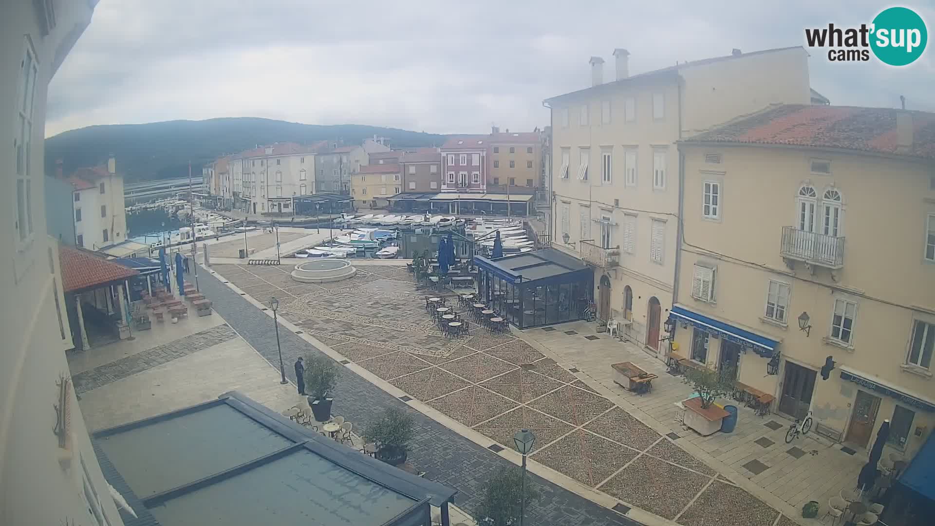 Kamera v ŽIVO Cres mesto – glavni trg in “mandrač” – otok Cres – Hrvaška