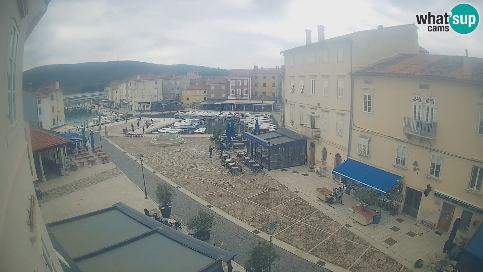 V ŽIVO spletna kamera Cres mesto – glavni trg in “mandrač” – otok Cres – Hrvaška