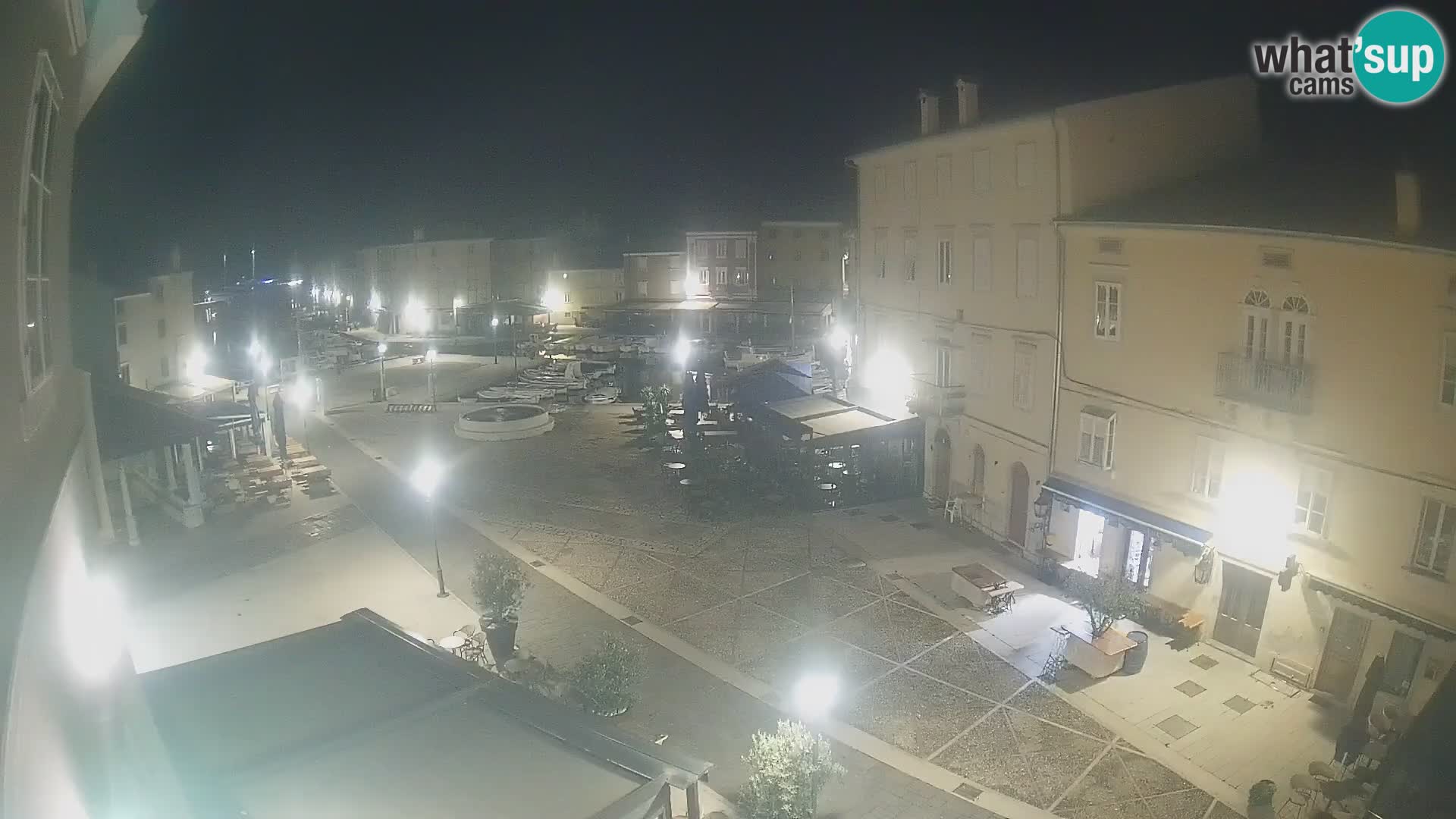 V ŽIVO spletna kamera Cres mesto – glavni trg in “mandrač” – otok Cres – Hrvaška