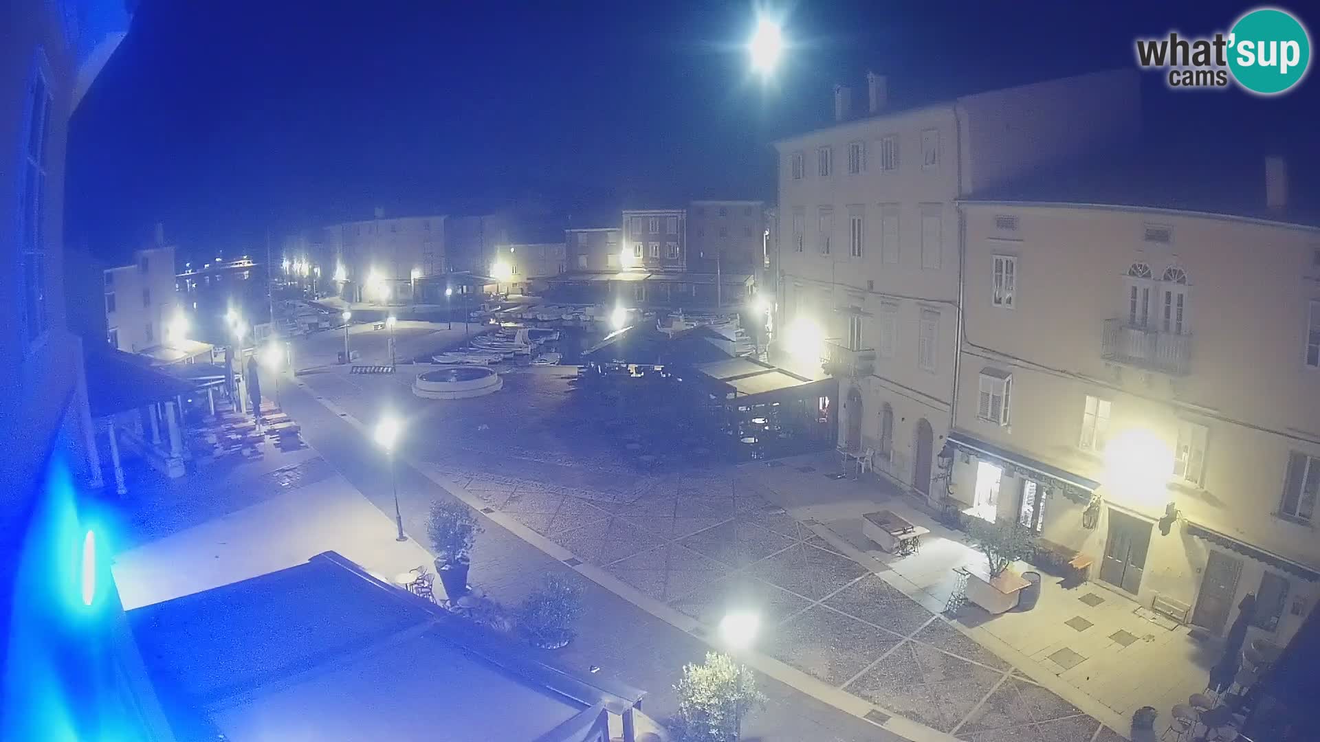 V ŽIVO spletna kamera Cres mesto – glavni trg in “mandrač” – otok Cres – Hrvaška