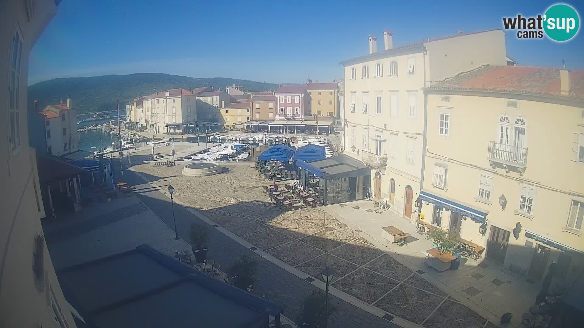 Kamera v ŽIVO Cres mesto – glavni trg in “mandrač” – otok Cres – Hrvaška