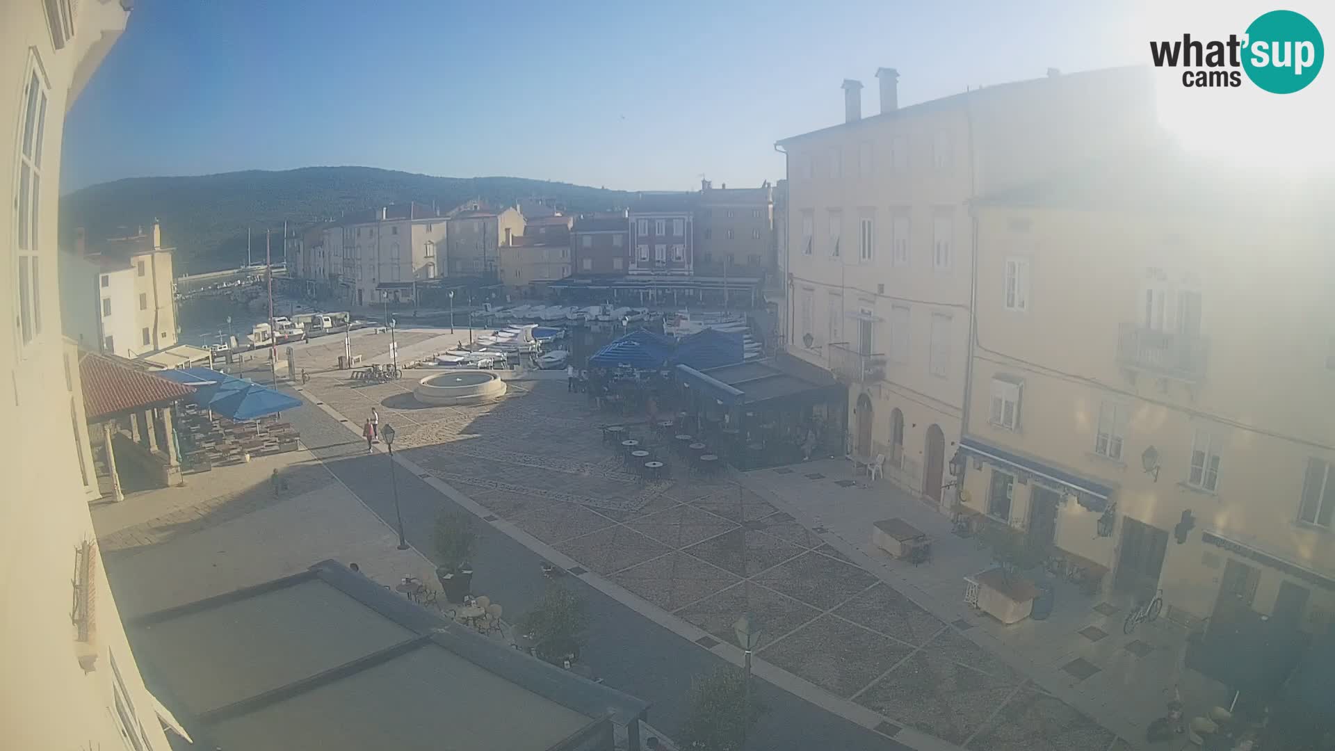 Kamera v ŽIVO Cres mesto – glavni trg in “mandrač” – otok Cres – Hrvaška