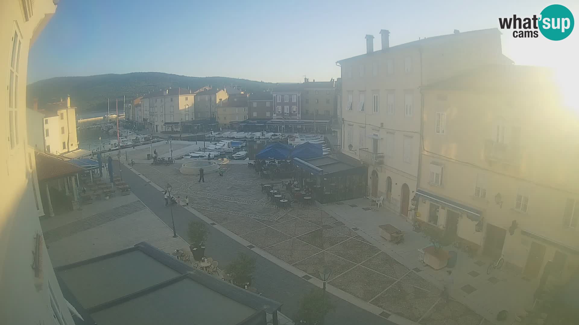 V ŽIVO spletna kamera Cres mesto – glavni trg in “mandrač” – otok Cres – Hrvaška