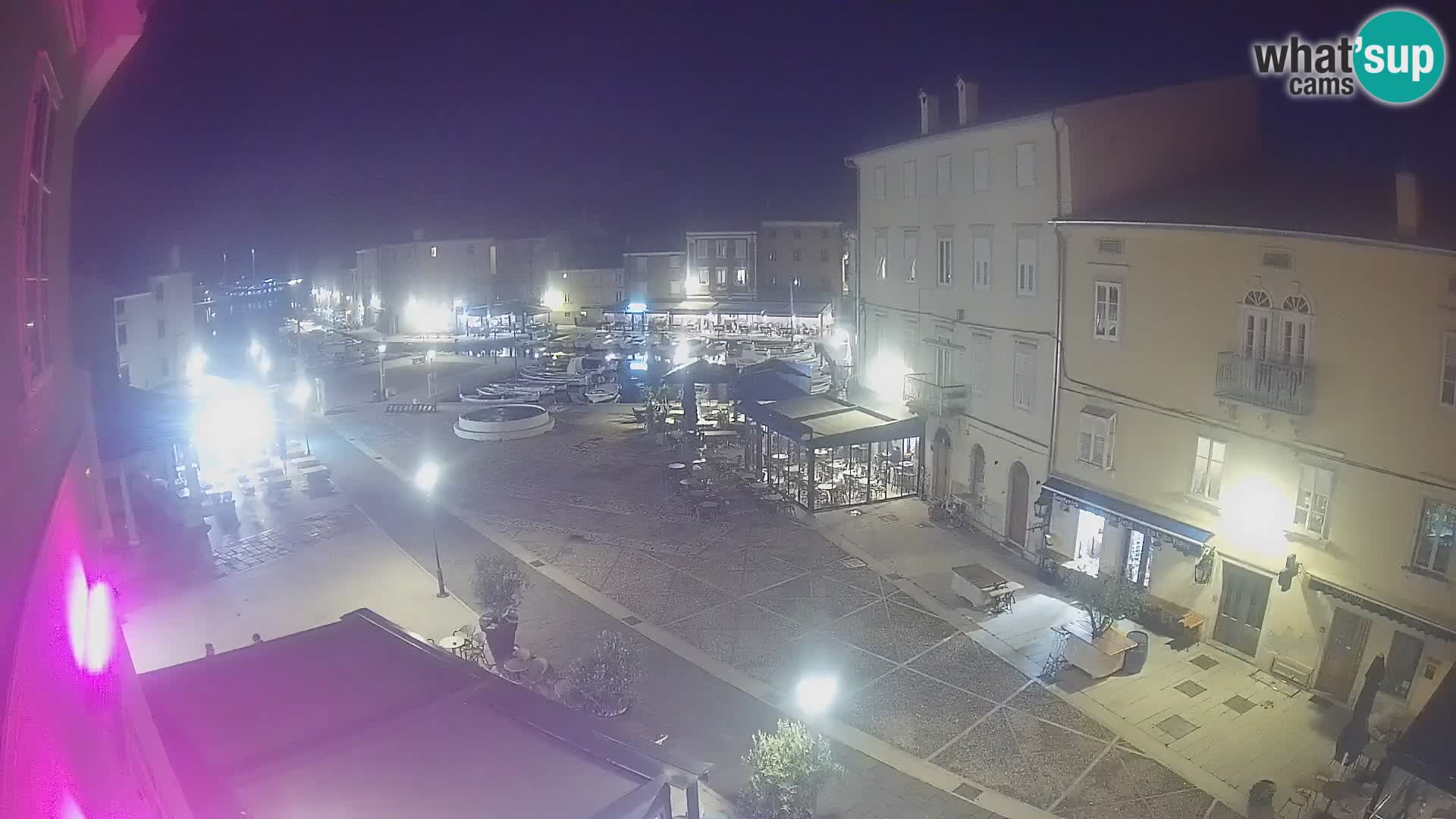 V ŽIVO spletna kamera Cres mesto – glavni trg in “mandrač” – otok Cres – Hrvaška