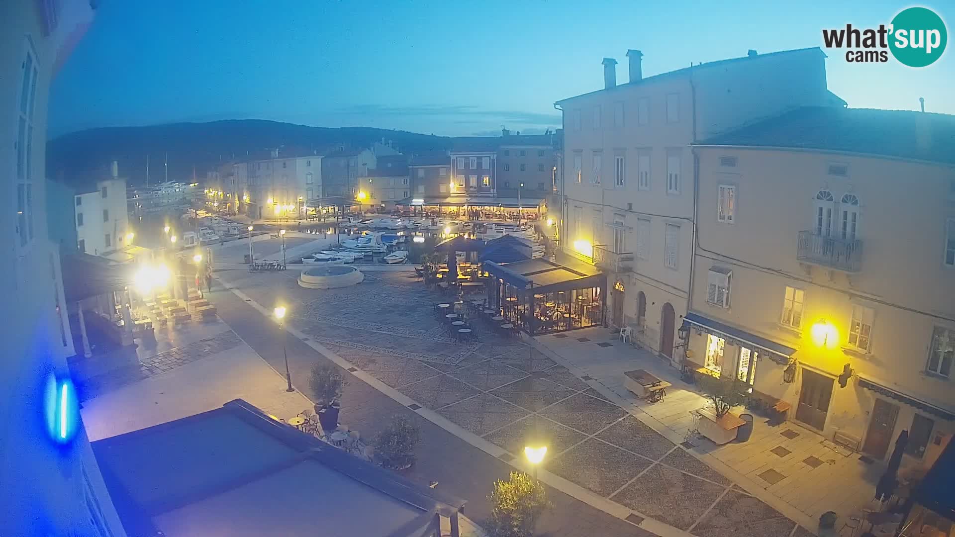 V ŽIVO spletna kamera Cres mesto – glavni trg in “mandrač” – otok Cres – Hrvaška