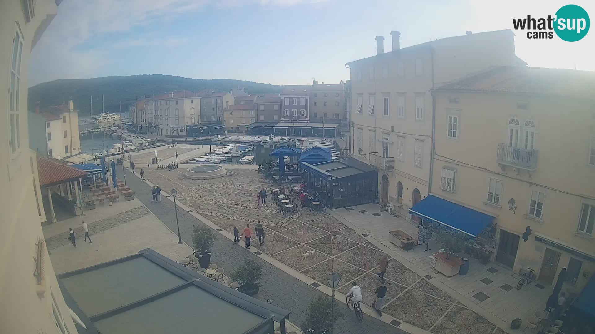 Kamera v ŽIVO Cres mesto – glavni trg in “mandrač” – otok Cres – Hrvaška