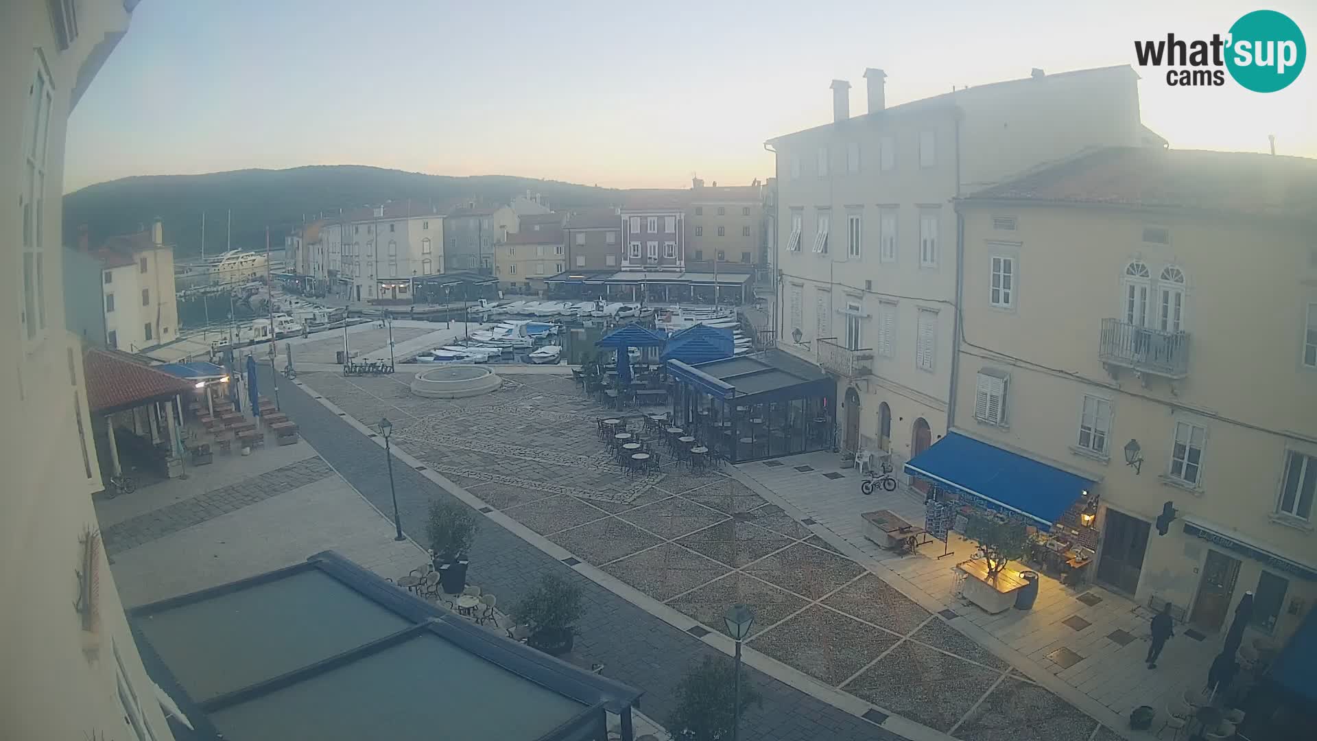 V ŽIVO spletna kamera Cres mesto – glavni trg in “mandrač” – otok Cres – Hrvaška