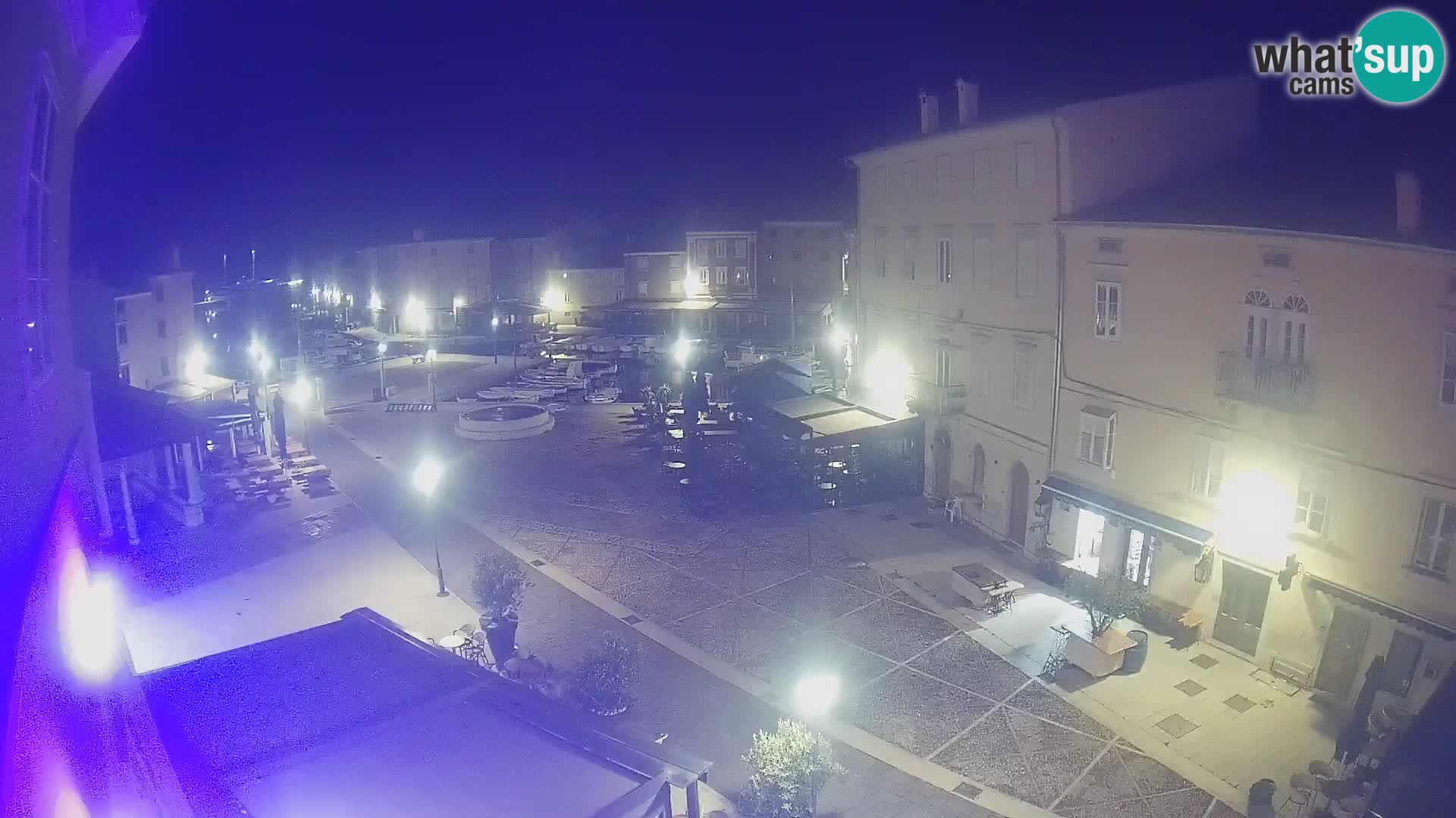V ŽIVO spletna kamera Cres mesto – glavni trg in “mandrač” – otok Cres – Hrvaška