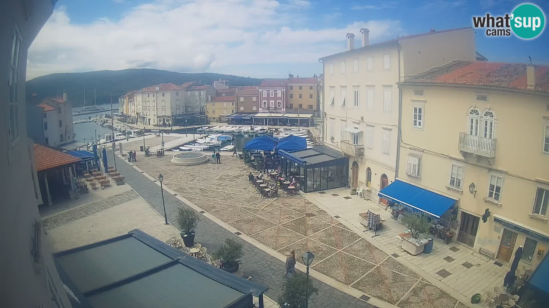 Cámara en vivo ciudad de Cres – plaza principal y “mandrač” – isla de Cres – Croacia