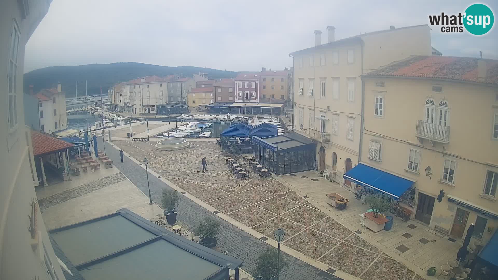 Cámara en vivo ciudad de Cres – plaza principal y “mandrač” – isla de Cres – Croacia
