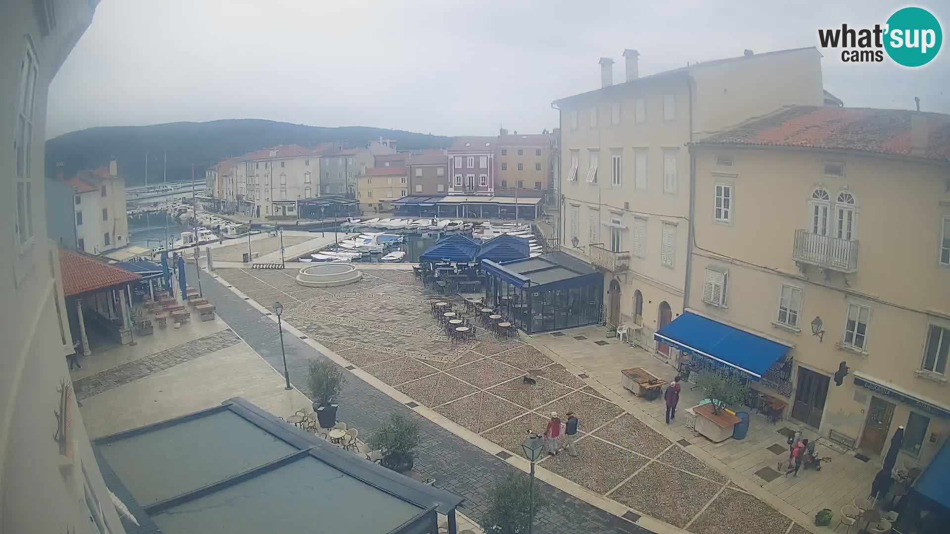 V ŽIVO spletna kamera Cres mesto – glavni trg in “mandrač” – otok Cres – Hrvaška