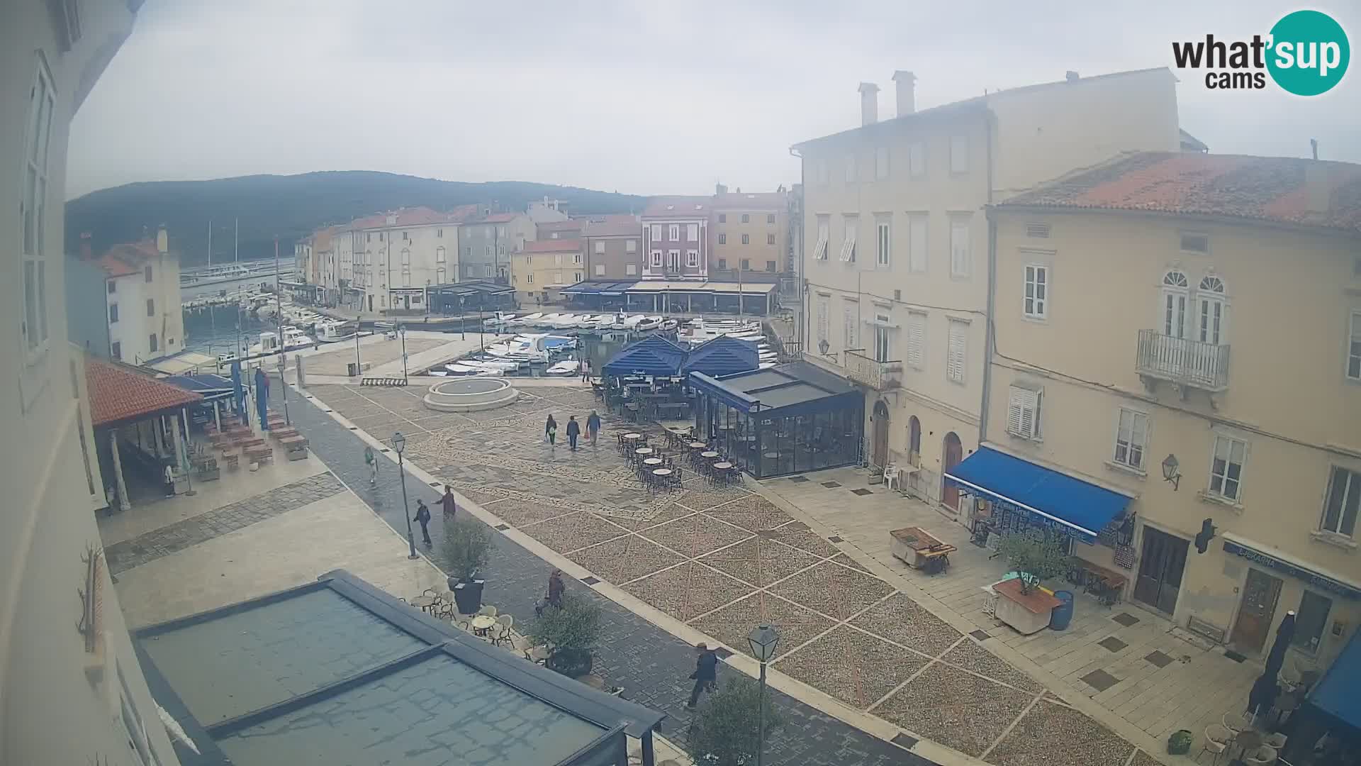 V ŽIVO spletna kamera Cres mesto – glavni trg in “mandrač” – otok Cres – Hrvaška